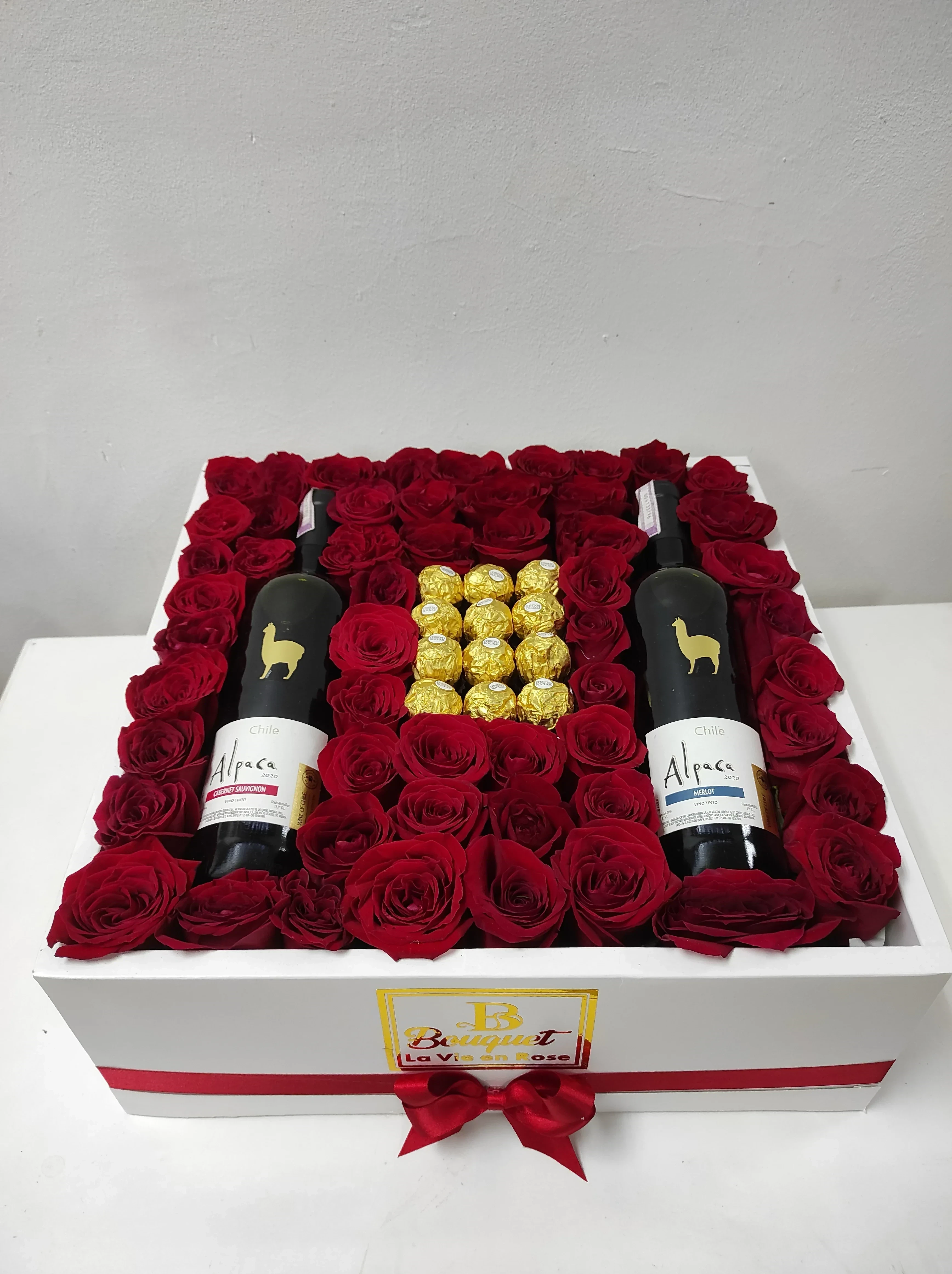 Cuadrada grande con ferreros y botella  2