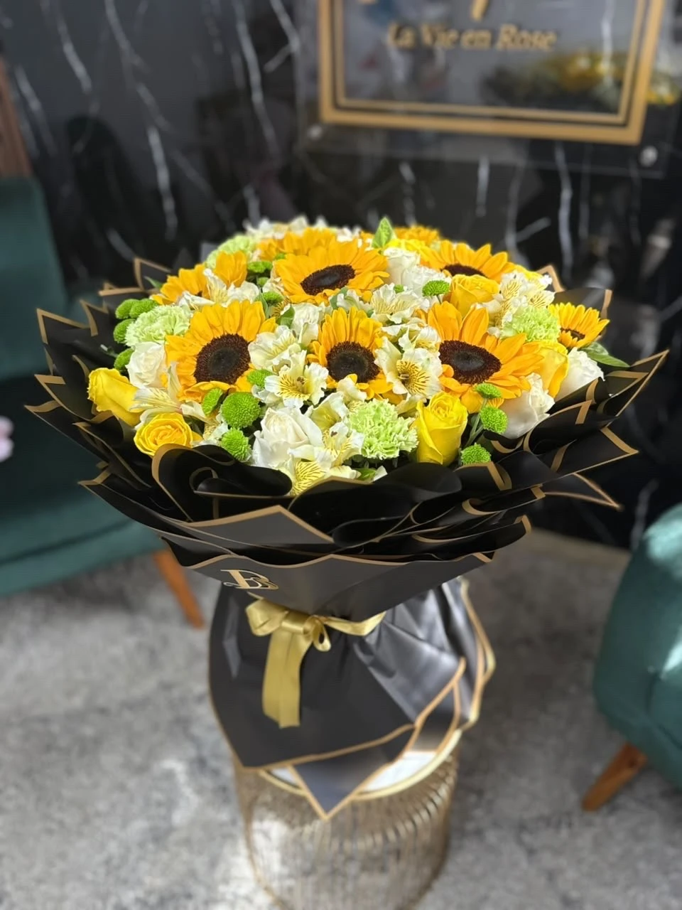 Ramillete de base rosas, girasoles y flores surtidas 