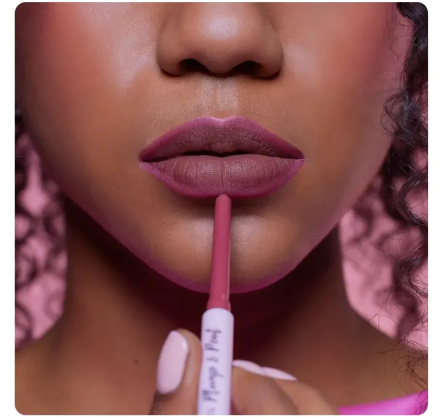Delineador de labios plump y pout 7