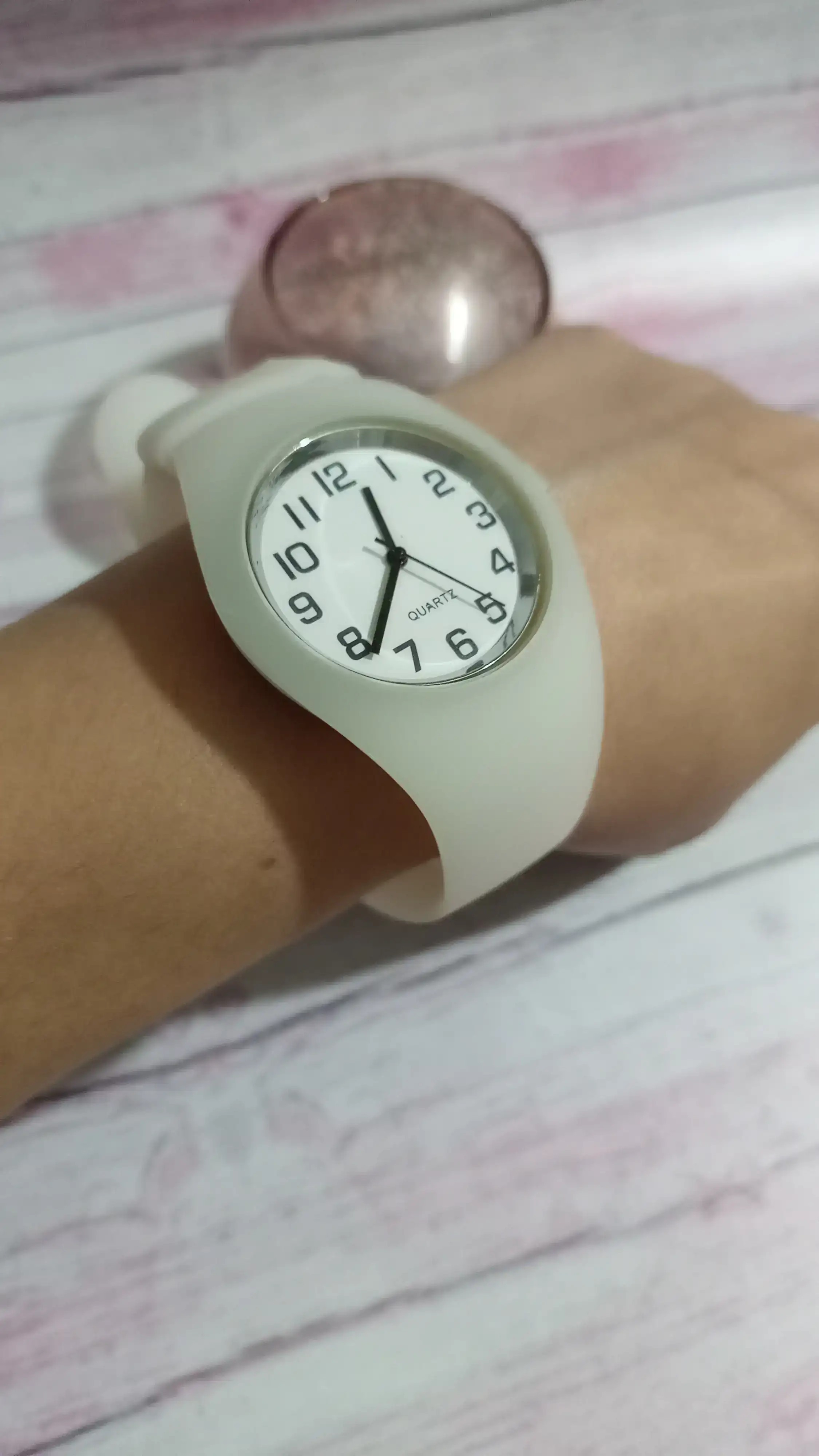 Reloj blanco 🕙 con malla de goma 2