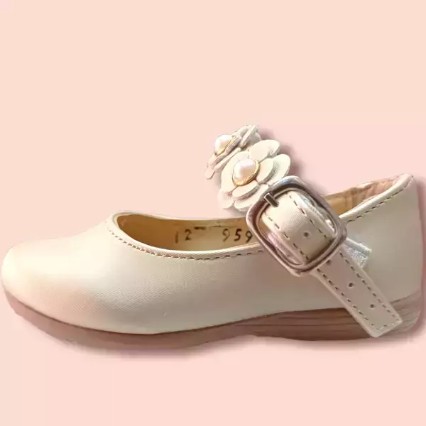 Zapatos para niña color café claro, con flores.  4