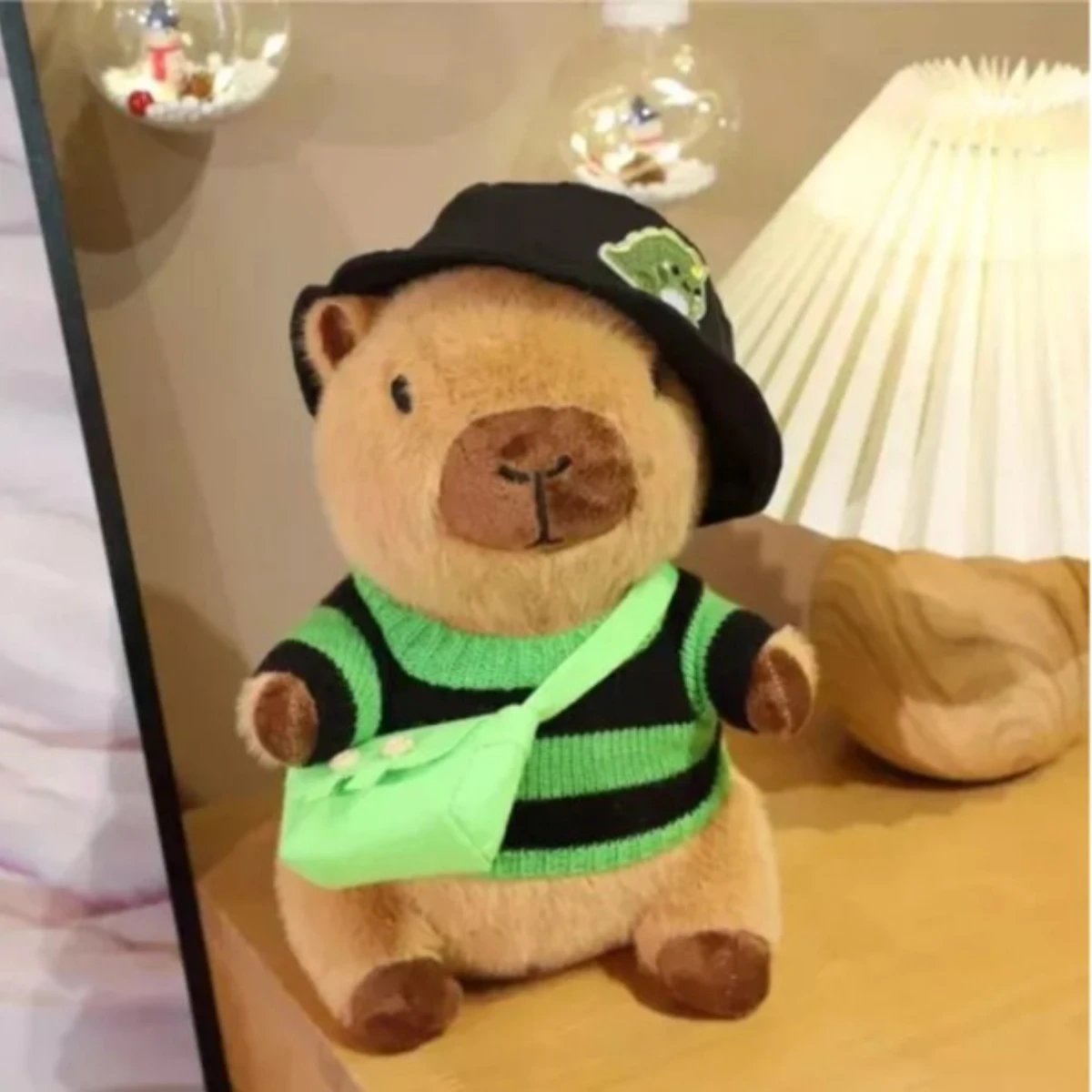 Peluche capibara con 9 piezas de ropa  3
