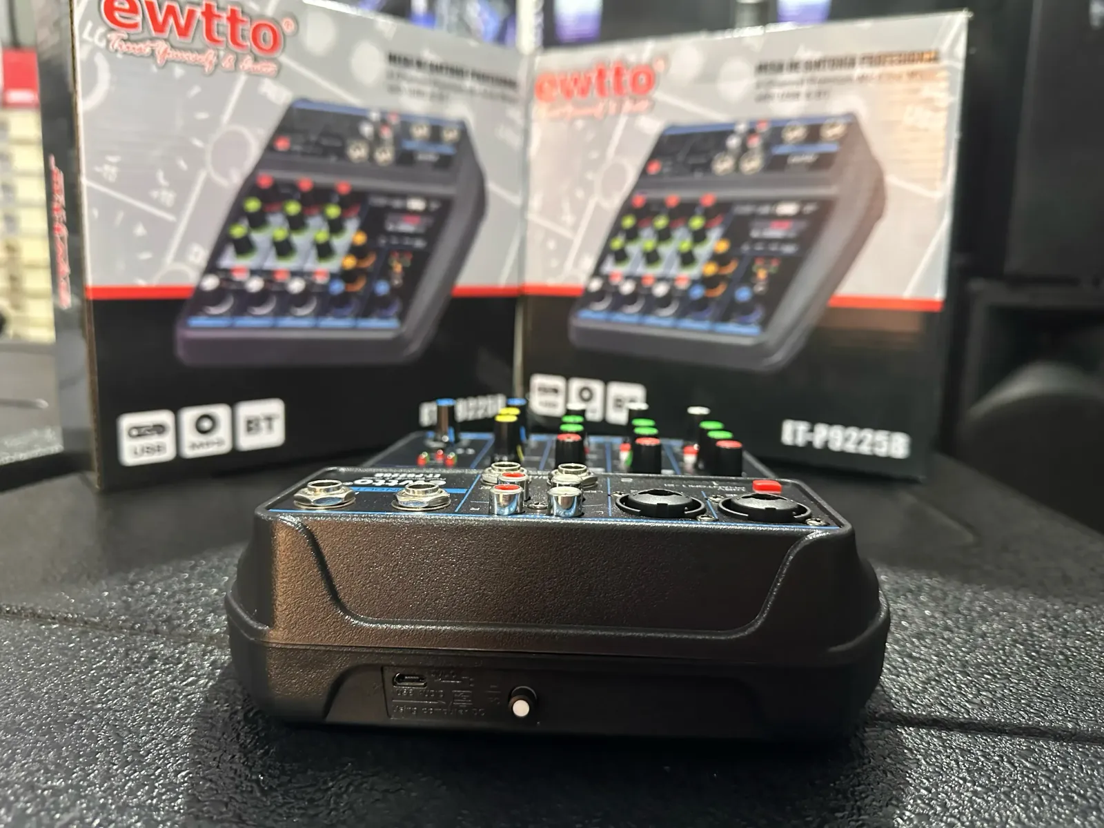 🎛Consola de sonido   ✅️Mezclador de micrófono/línea premium de 4 canales con USB y BT  ✅️ET-P9225B  ✔️USB ✔️MP3 ✔️Bluetooth   ✅️/línea de 4 canales  ✅️Control de ganancia con ecualizador de 3 bandas  ✅️Efector de reverberación  ✅️LED de pico en cada canal  ✅️Salida de auriculares y monitor con control  ✅️Pantalla digital MP3, interfaz USB, BT, grabación  ✅️Salida maestra balanceada XLR 1/4 jack  🚛envíos a todo el país 3
