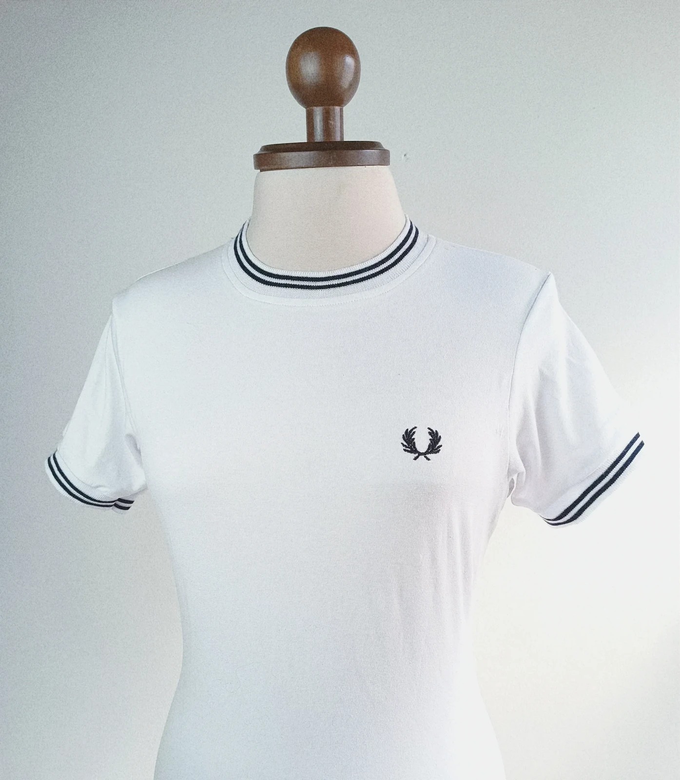 Camiseta algodon blanca con lineas negras  2