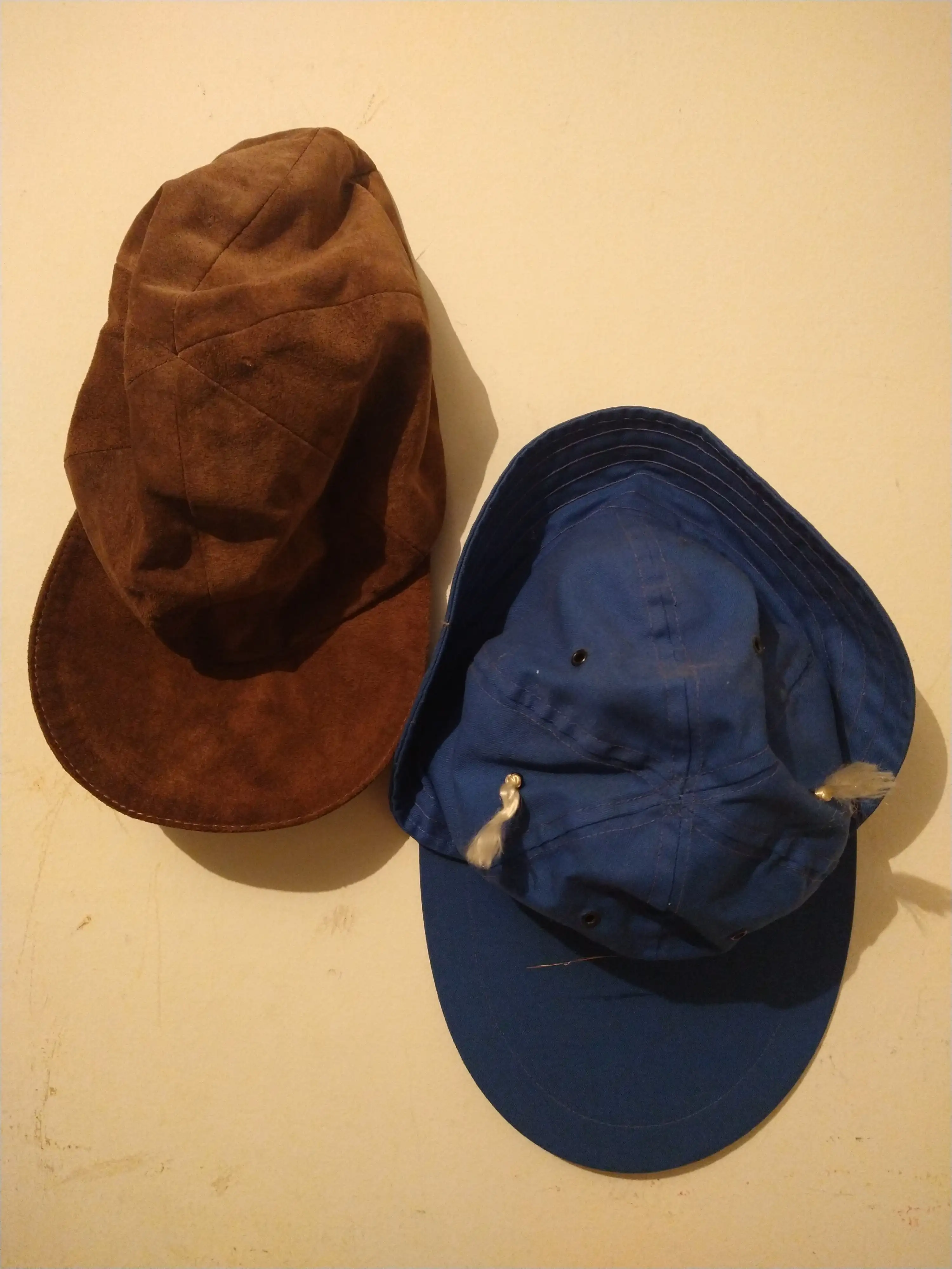Sombrero de lona azul para pescador y gorra visera de gamuza marrón .