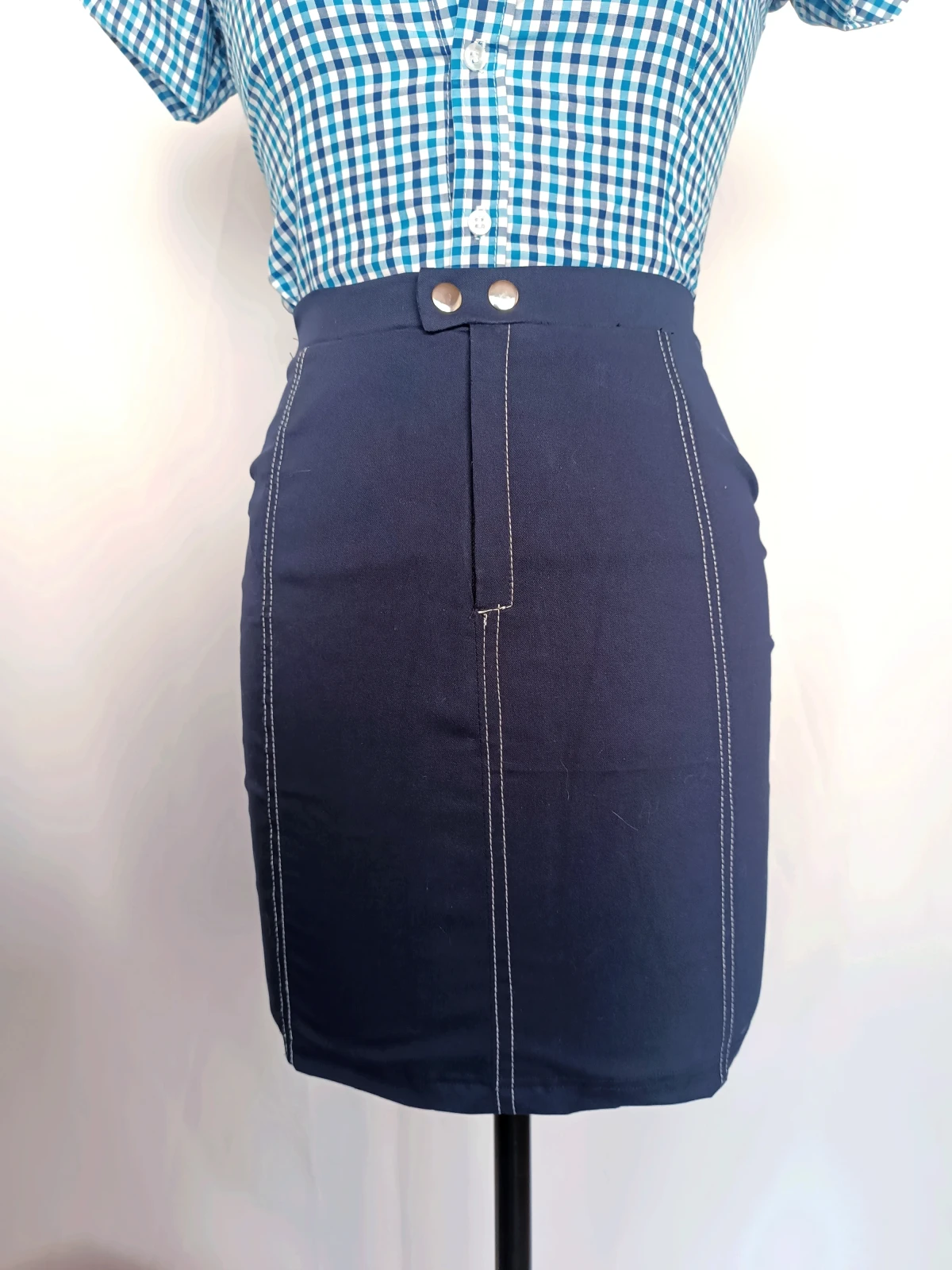 Falda en azul con costuras blancas