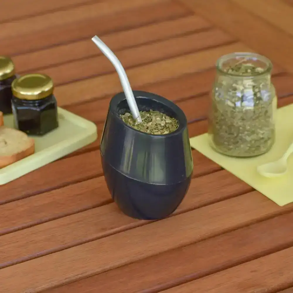 Mate negro con bombilla comun