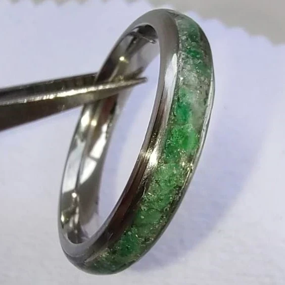 Anillo Relleno de Chispas de Esmeraldas 