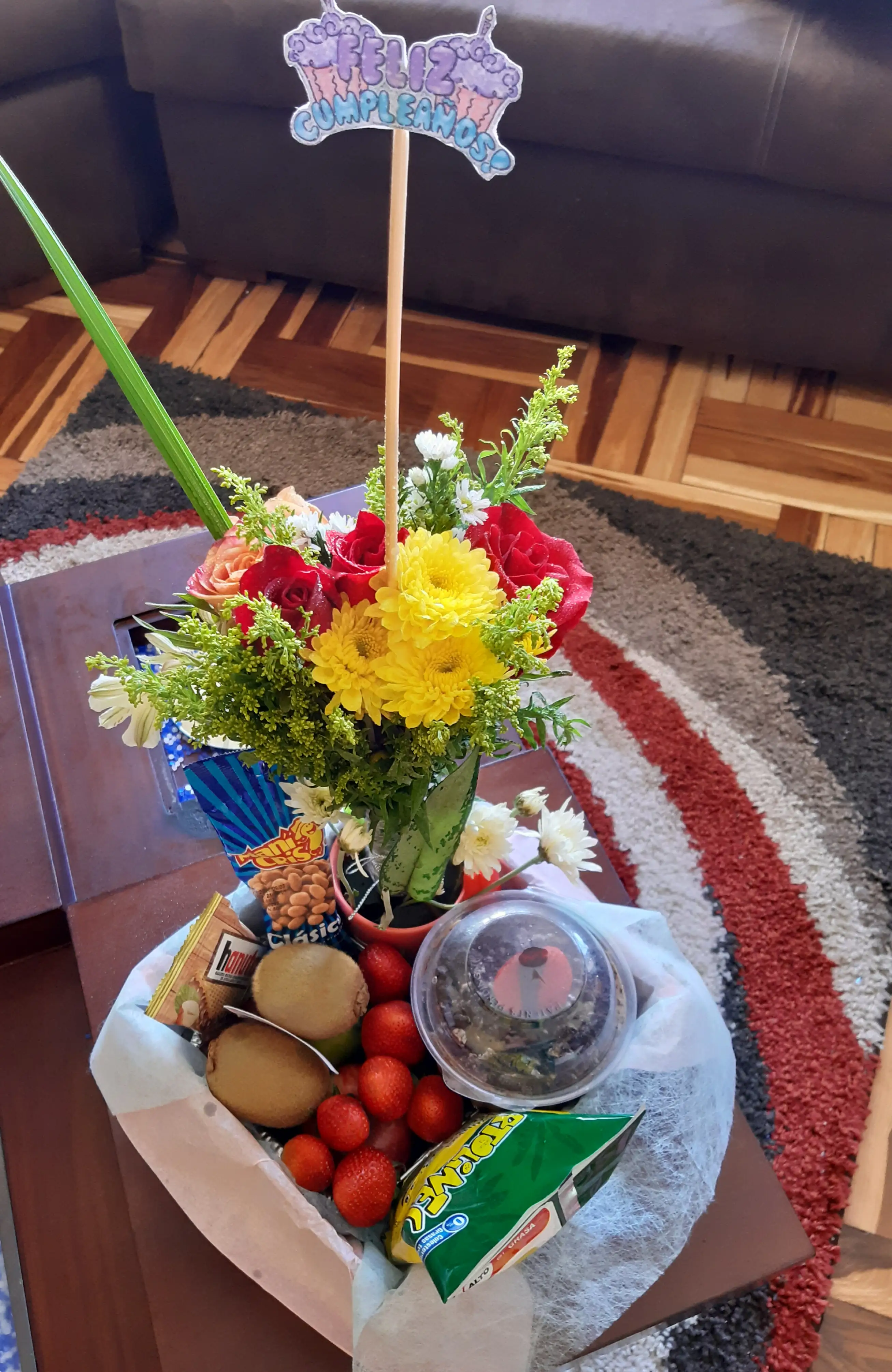 Arreglo flores frutas golosina