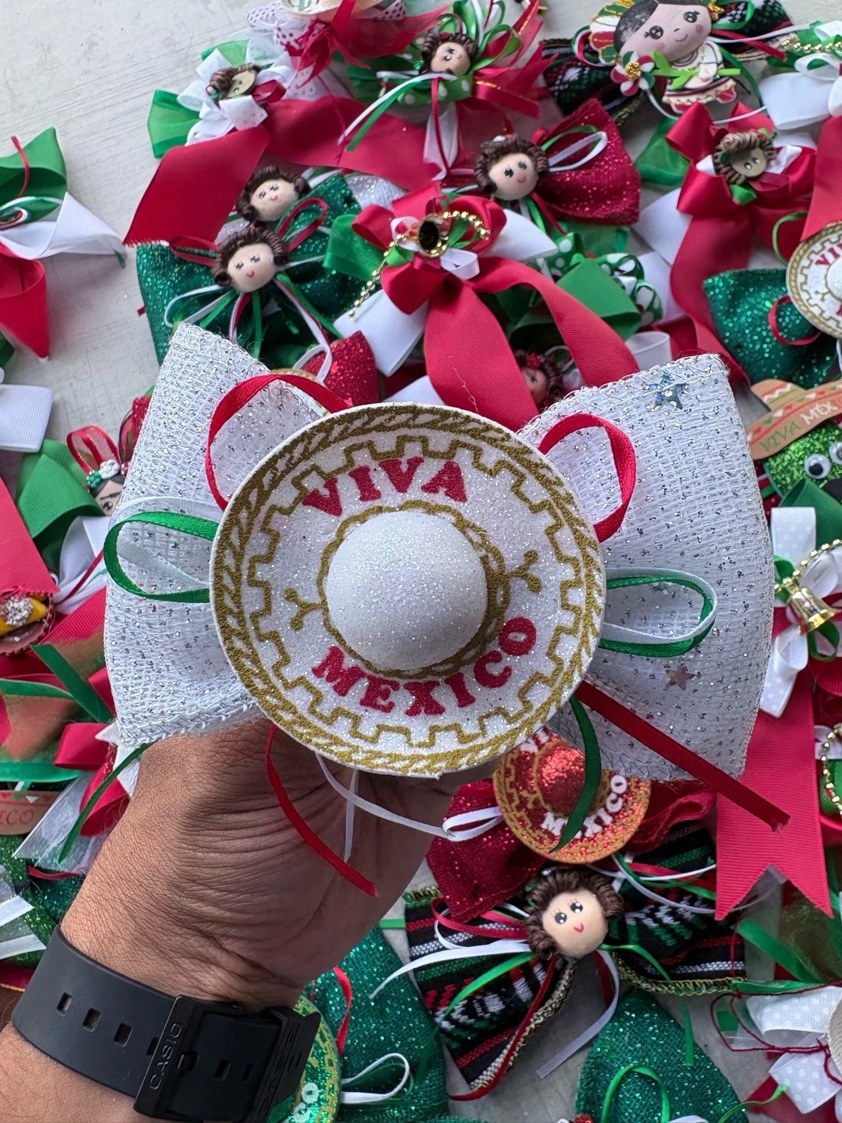 Moño Patrio Mexicano Artesanal con Sombrerito y Cascabeles – Accesorio para Fiestas Patrias 6