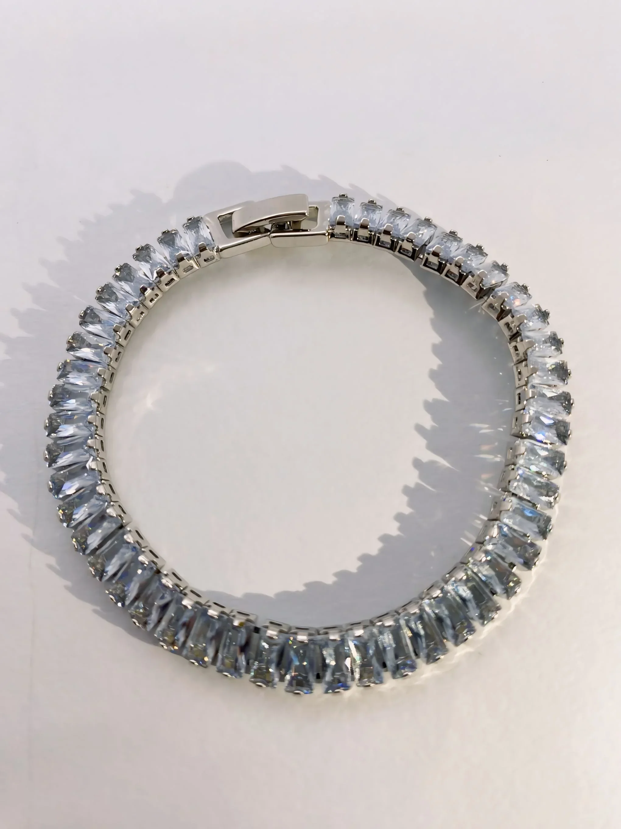 Pulsera color plata piedras 
