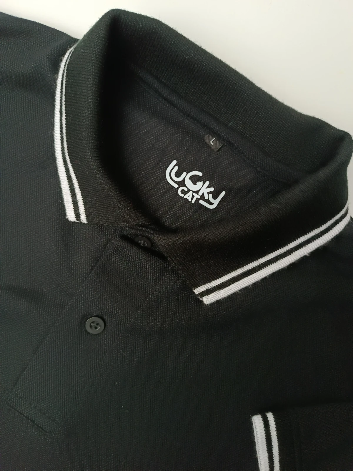 Camisa polo negra con blanco 