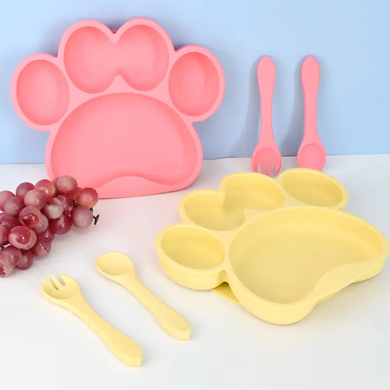 Combo de babero, tazón, cucharas y silicona para bebes. Cinco piezas en color rosa.  2