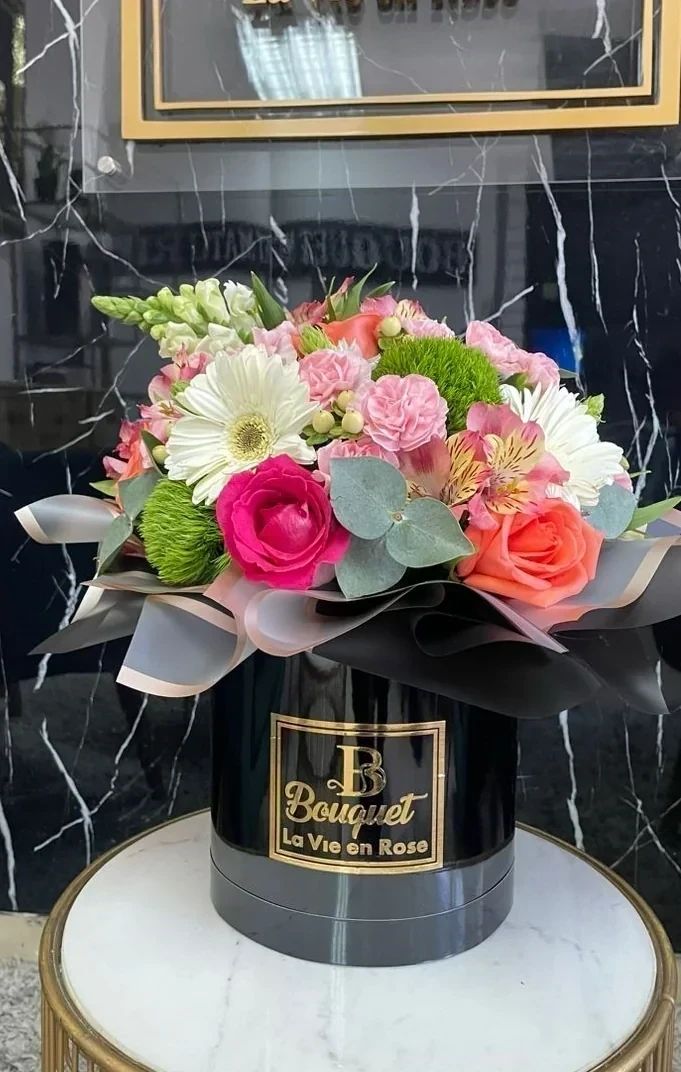 Bouquet mediano con flores surtidas y papeles  2