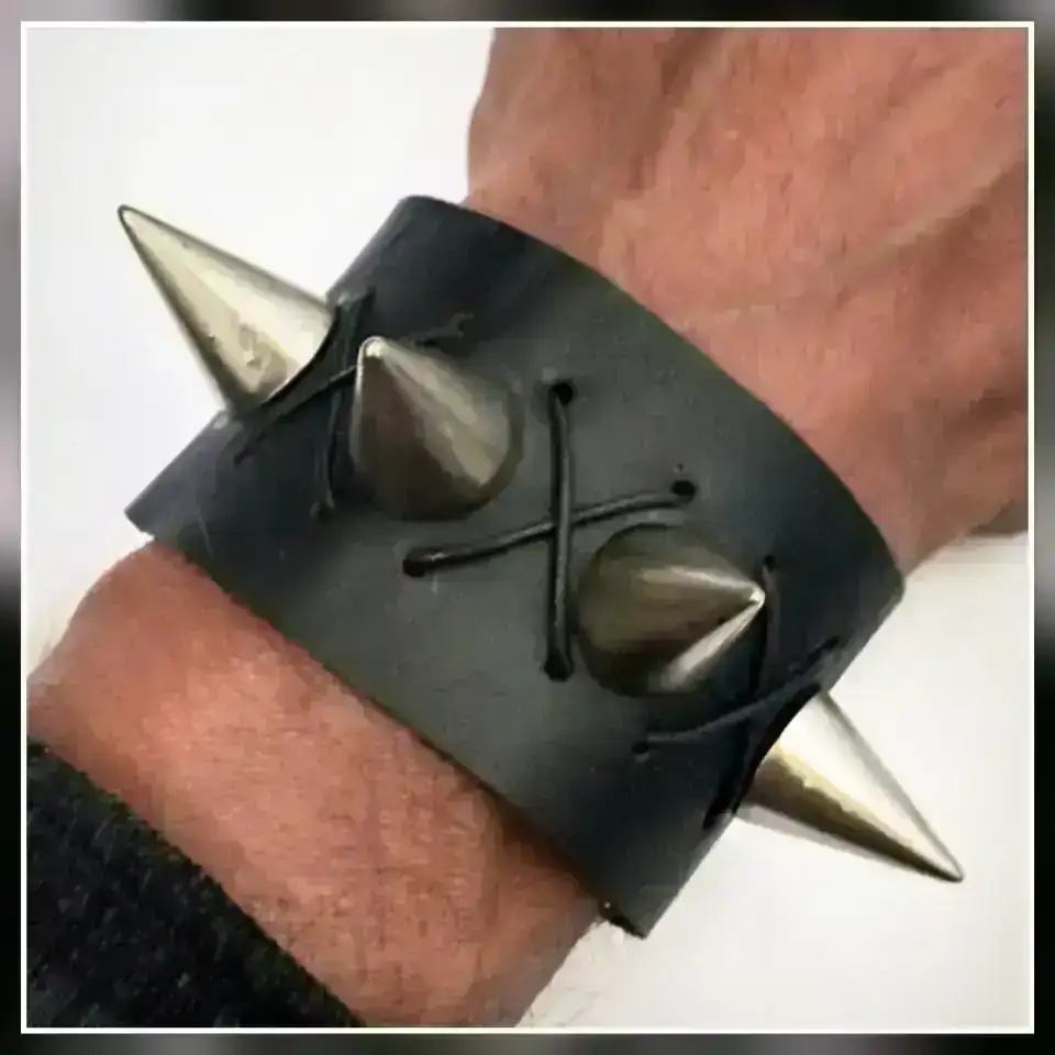Muñequeras rockeras con puas 3