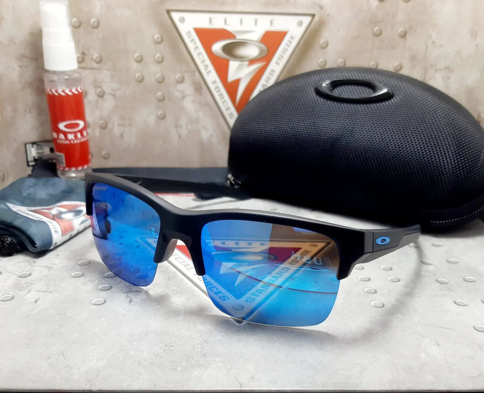 OAKLEY CLIFDEN AAA
