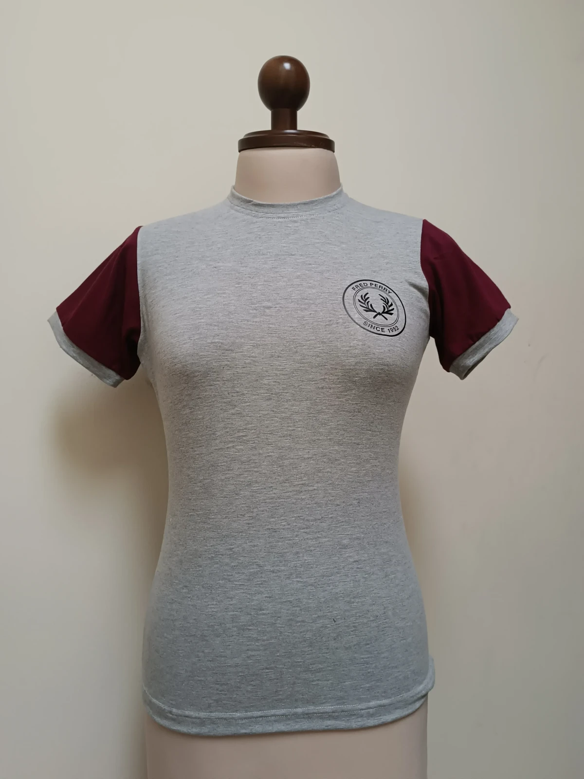 Camiseta gris con mangas vino tinto 2