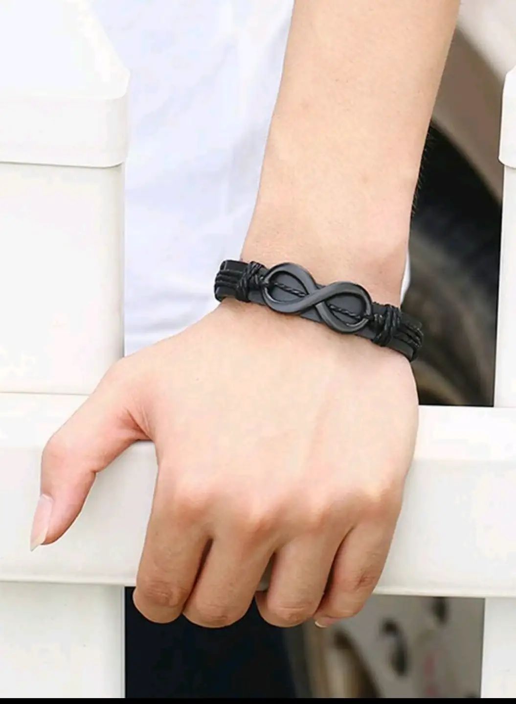 Pulsera negra con infinito