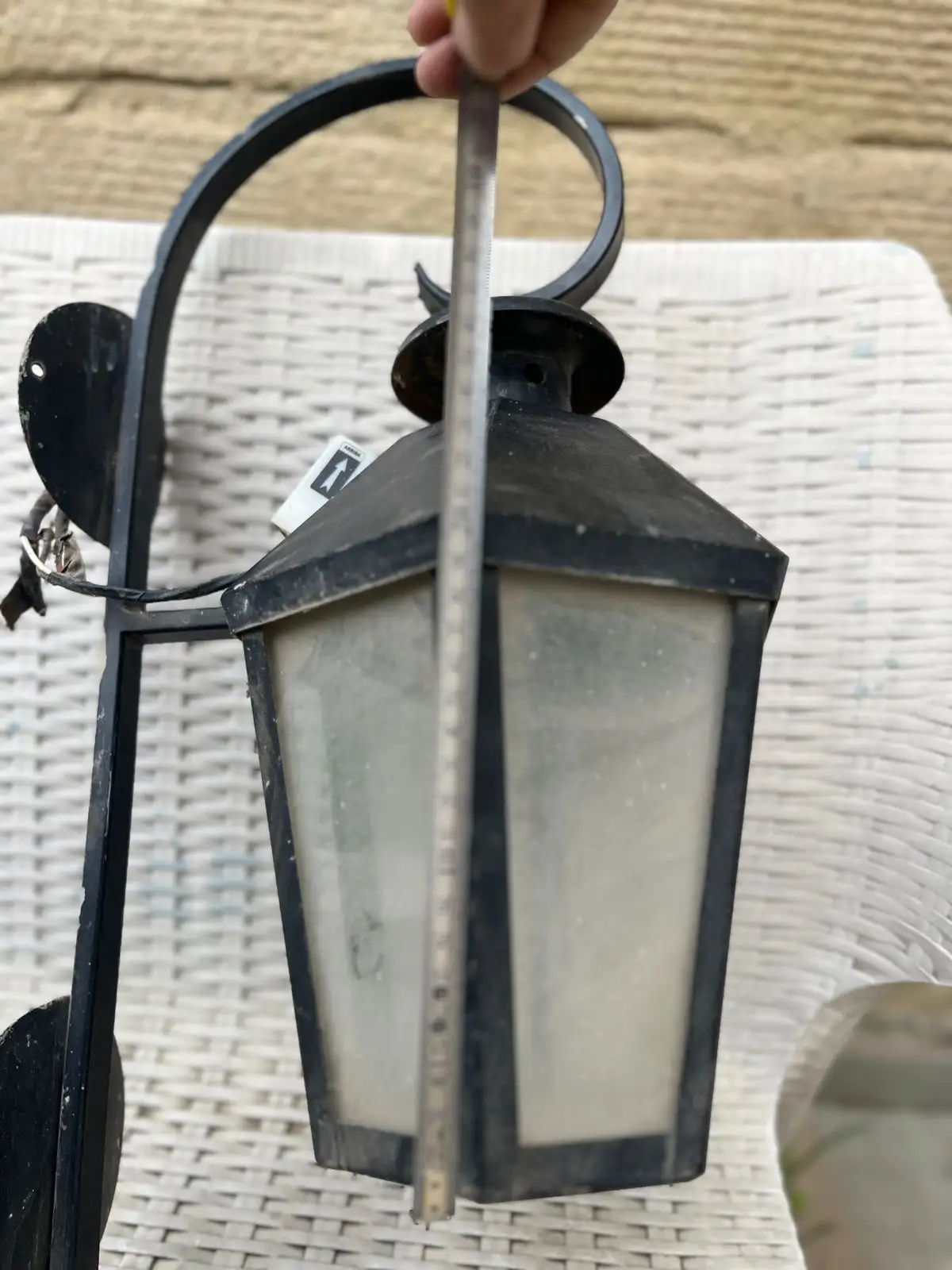El farol mide 36 cm y el total con el “ parante” o sea el largo que lo sostiene total 60 cm Es de exterior 3