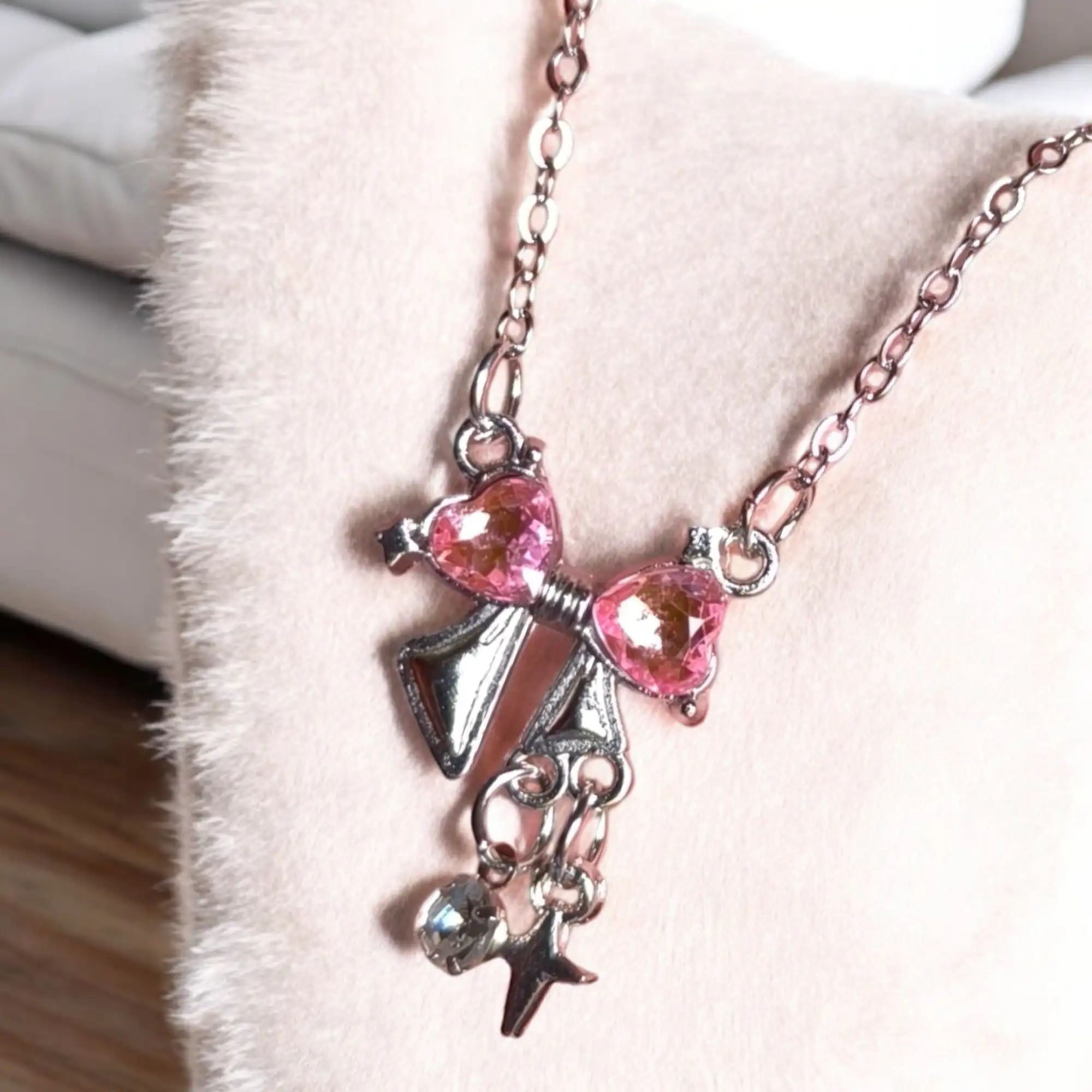 Lazo plateado con corazones rosa 4