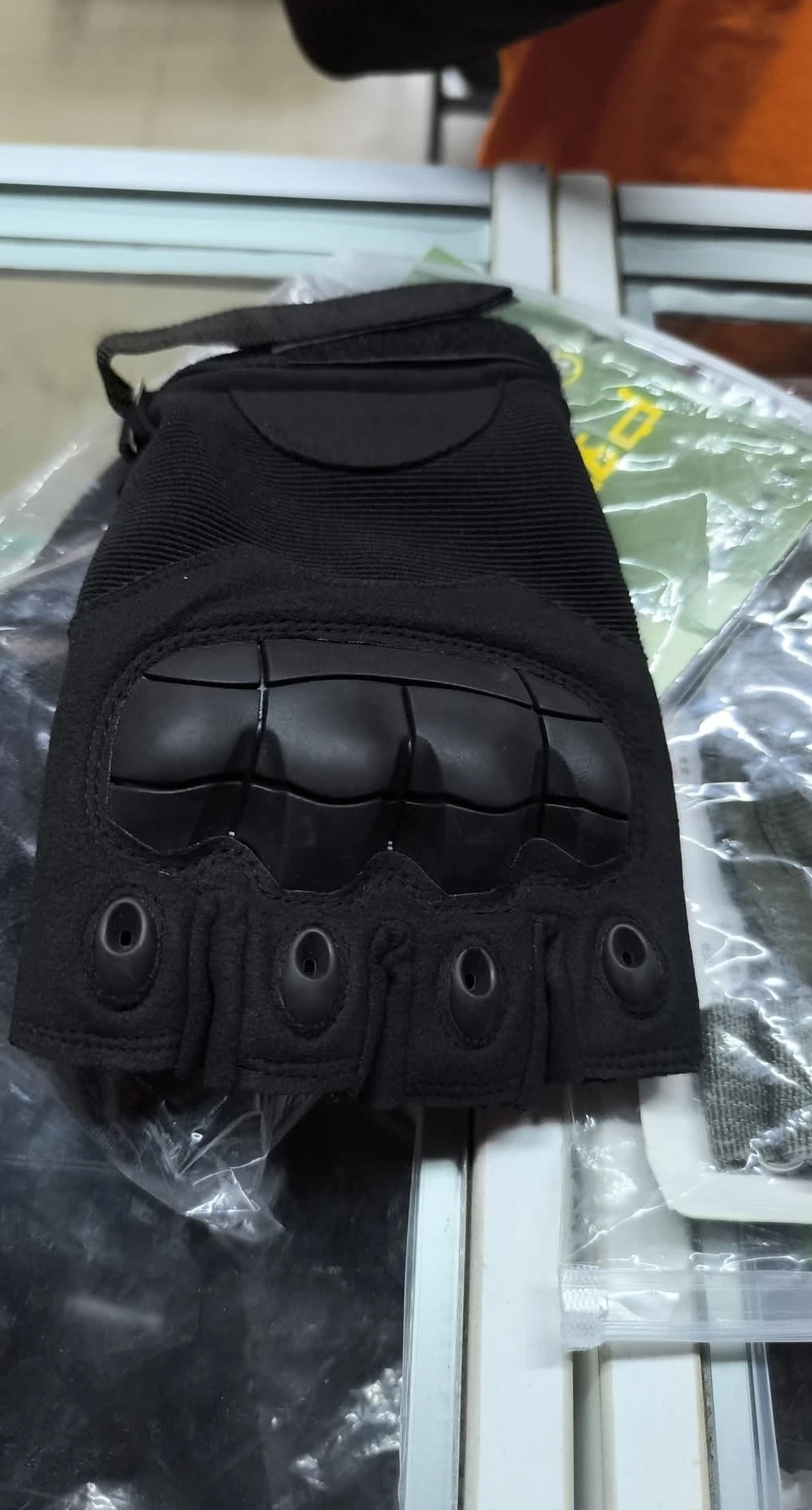 GUANTES ROJOS 