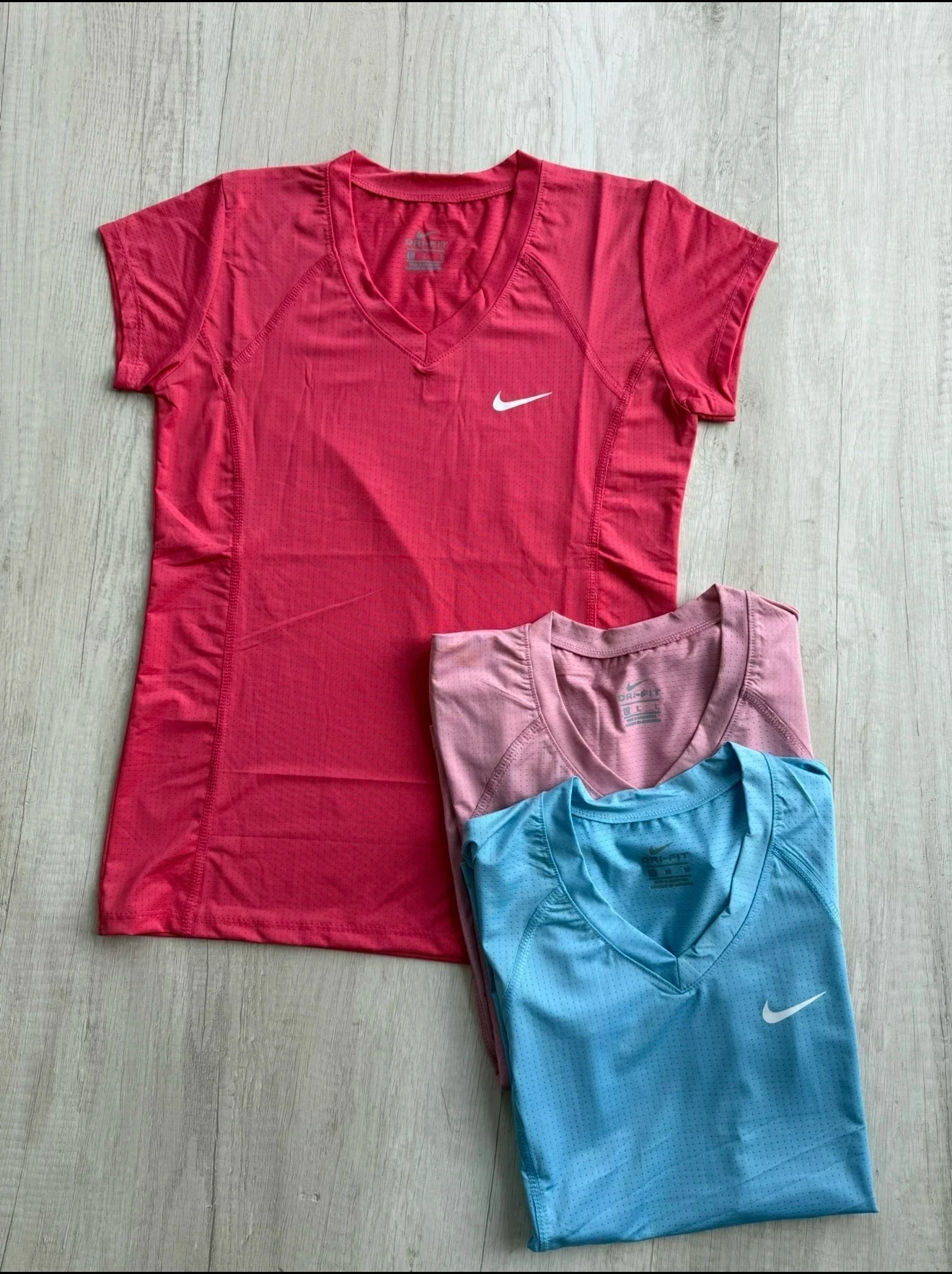 REMERAS CUELLO V 