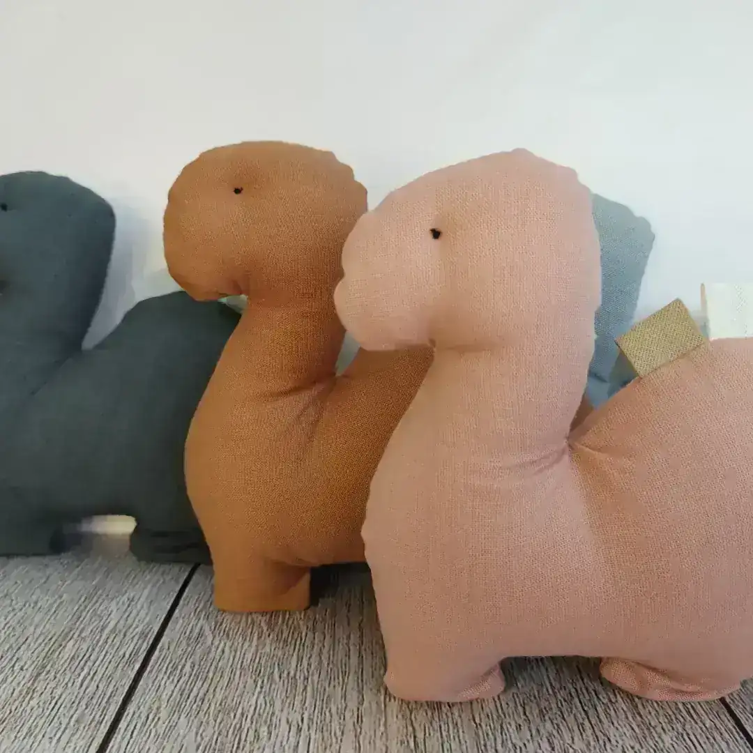 Muñeco de apego dino 2