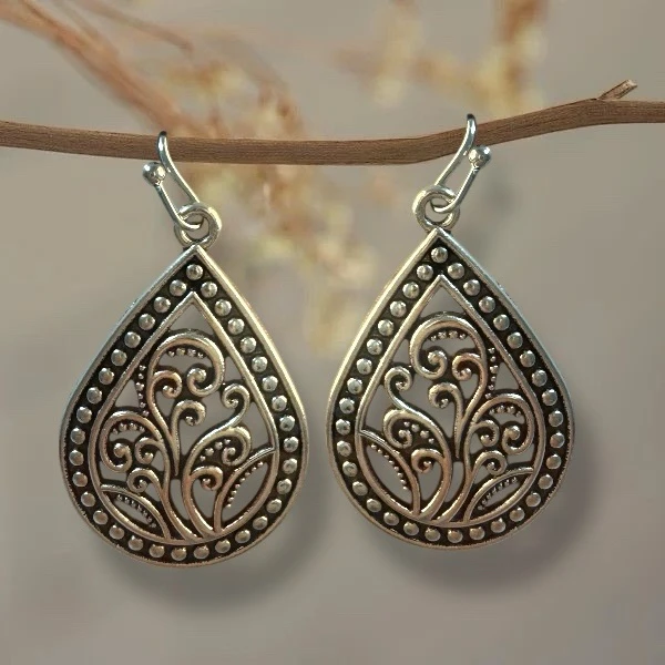 Pendientes Calados con Diseño de Gota