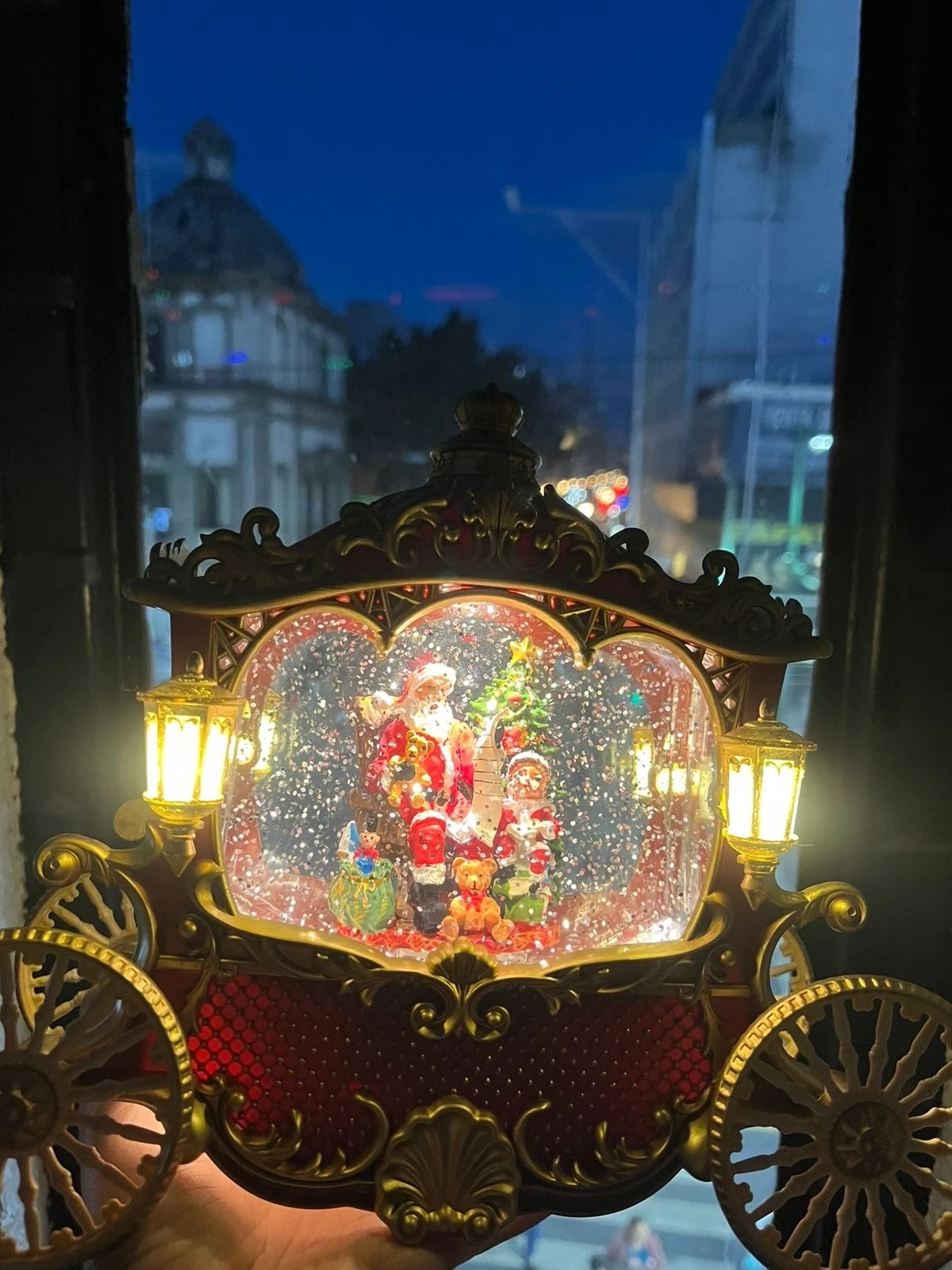 Carruaje Navideño Mágico con Luz LED, Música y Torbellino de Nieve 🎄✨ 2