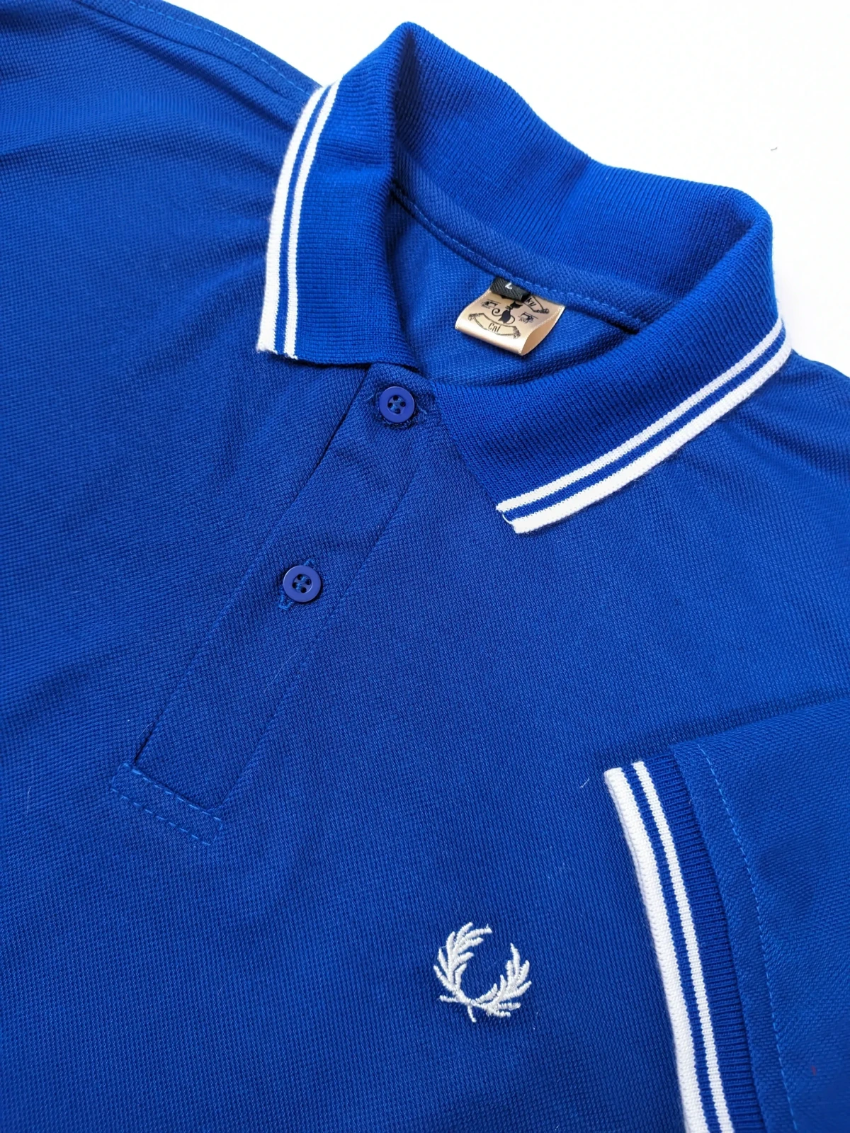 Camisa polo azul rey con lineas blancas 