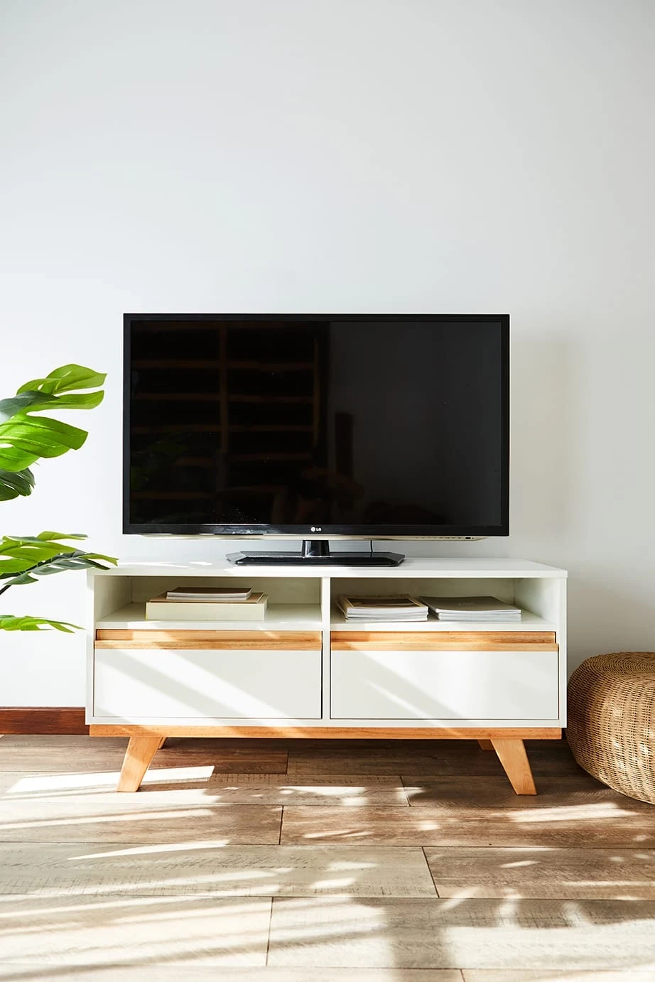 MUEBLE TV CON CAJONES SILCAR  COLOR BLANCO INGRESAN 23/10