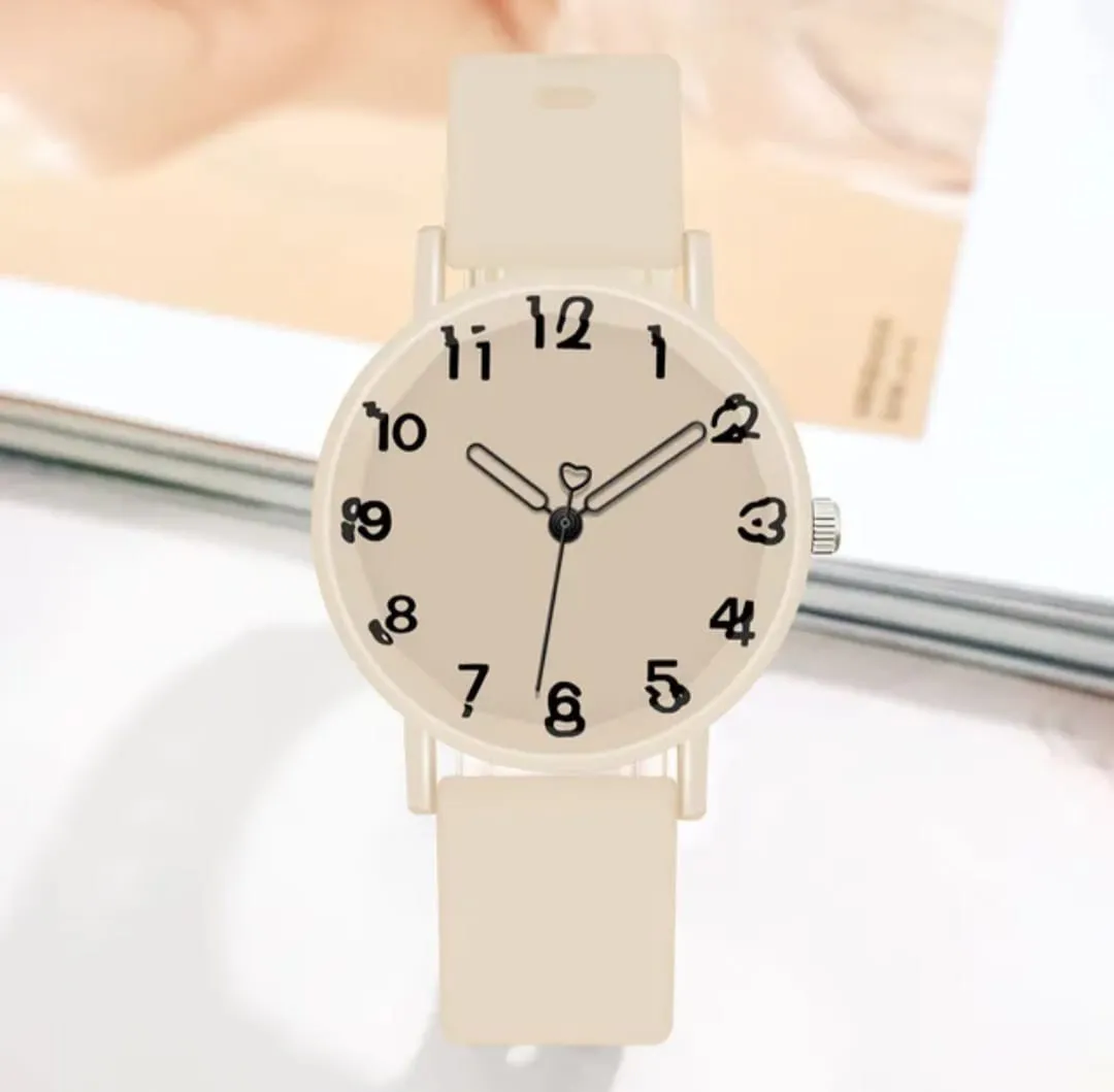 Reloj Pulso Goma Analogo Segundero Corazon Beige 2