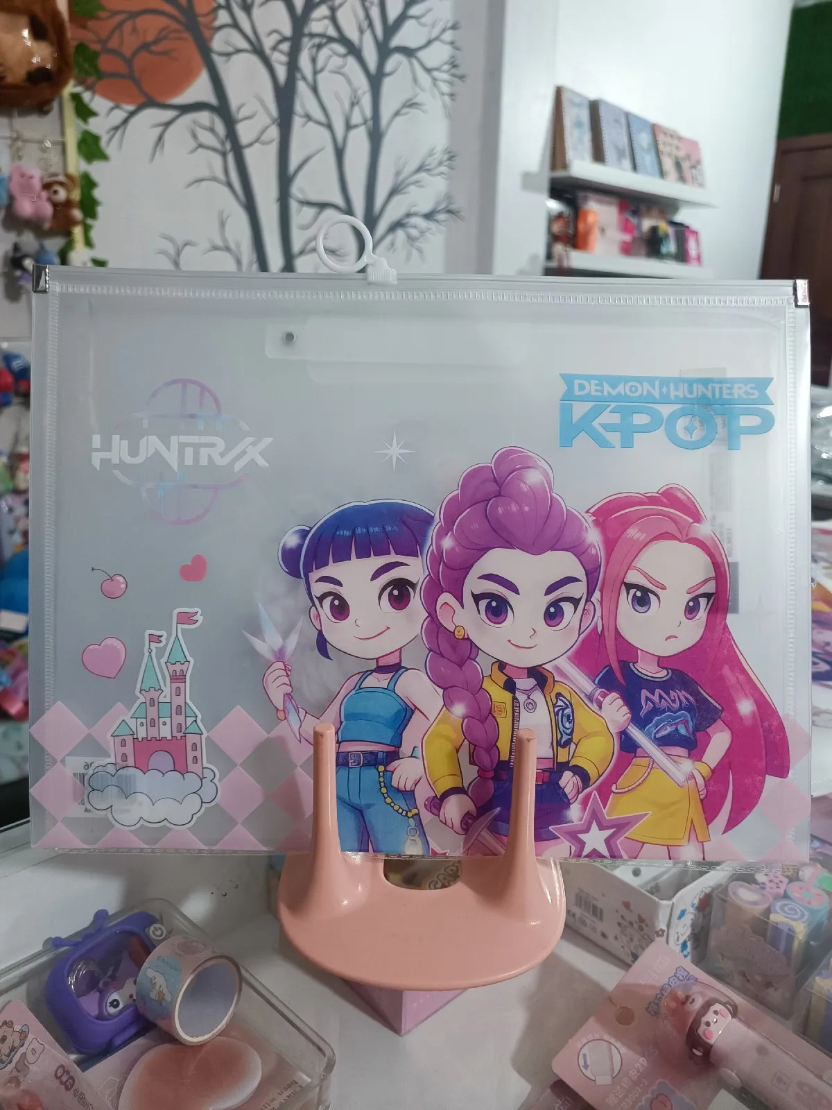 Carpeta tipo sobre. HUNTRIX. Guerreras Kpop 3