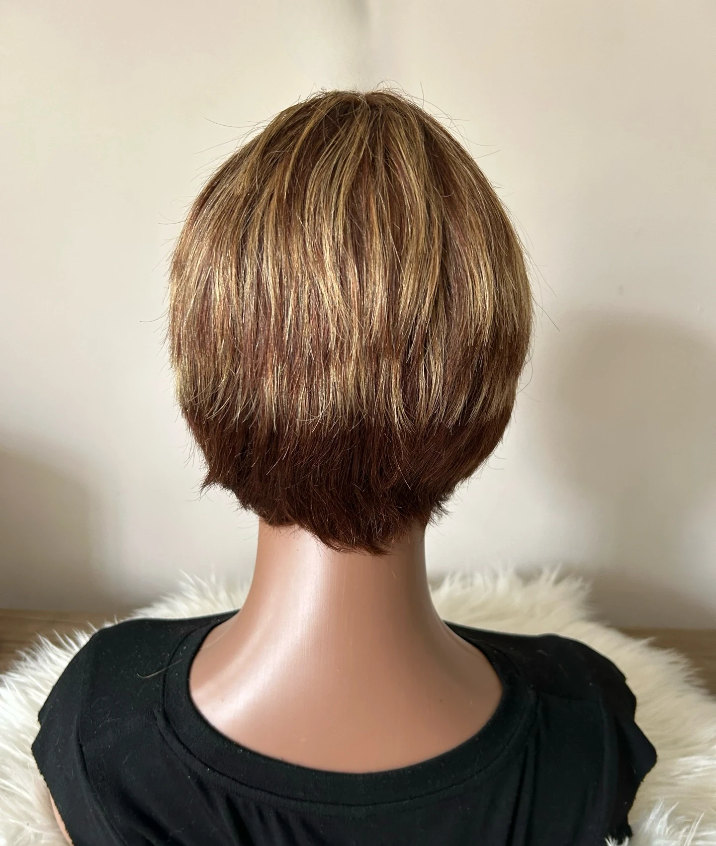 Peluca corte pixie cafe con highlight  3