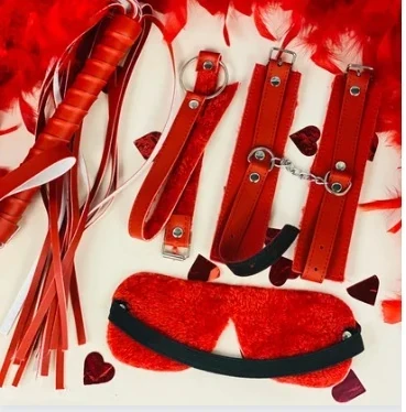 Kit de ecocuero rojo con latigo, mordaza, esposas y antifaz