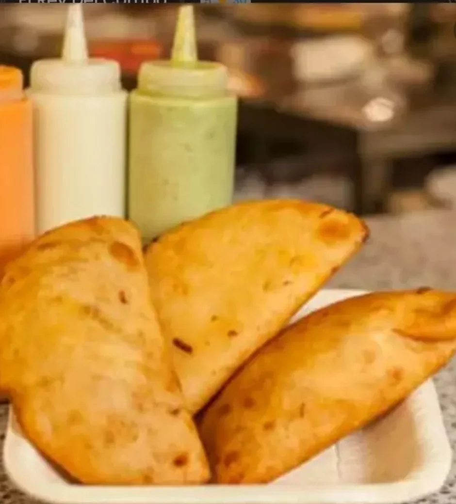 Empanada Pollo/Queso