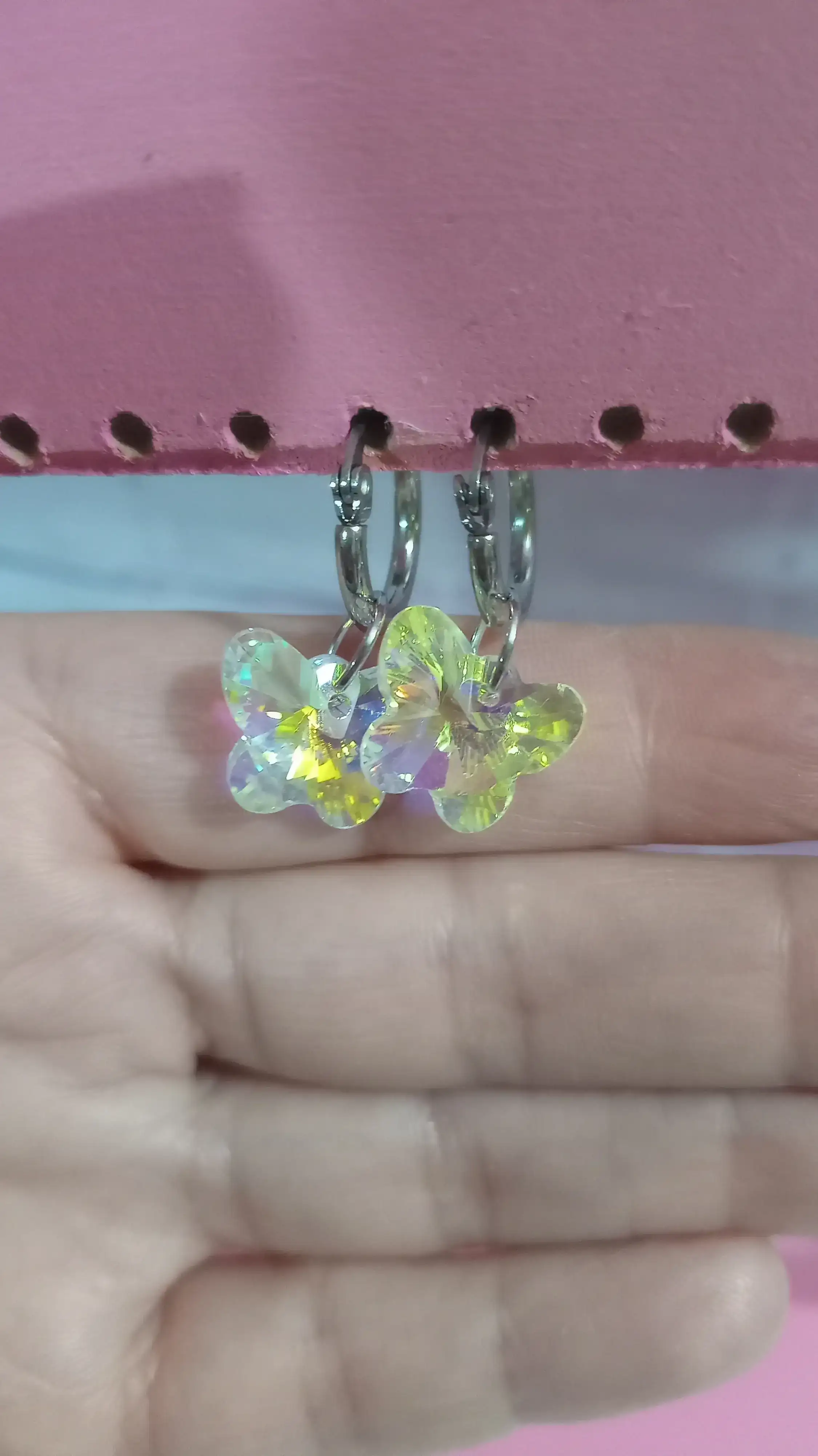 Argollita de 16mm con mariposa 🦋 tornasolada!!!