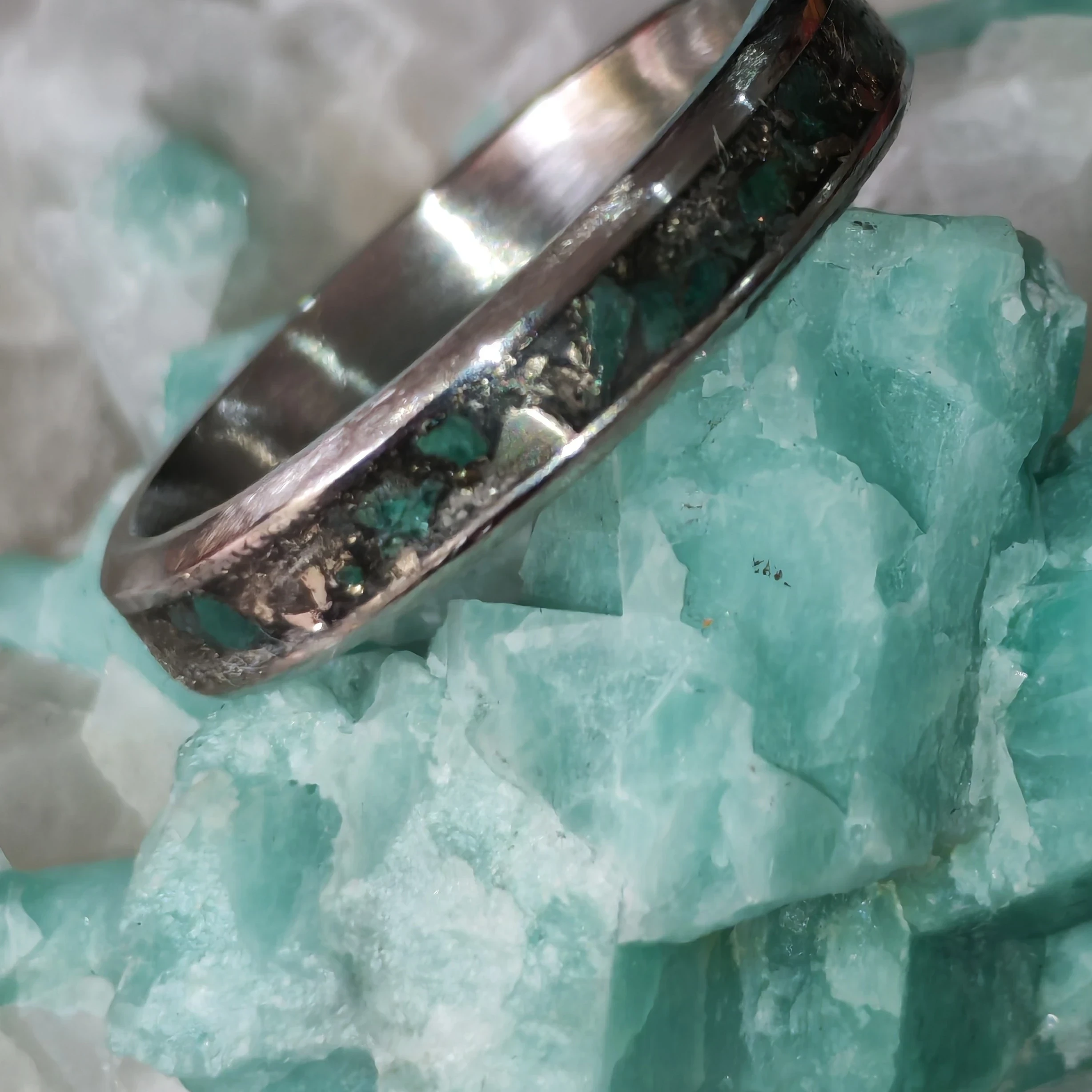 Anillo Dama con Esmeraldas y Piritas