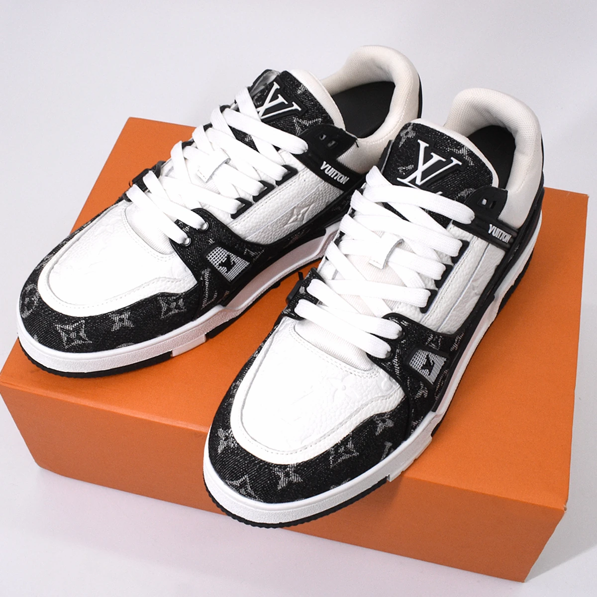 LV Trainer blanco y negro 5