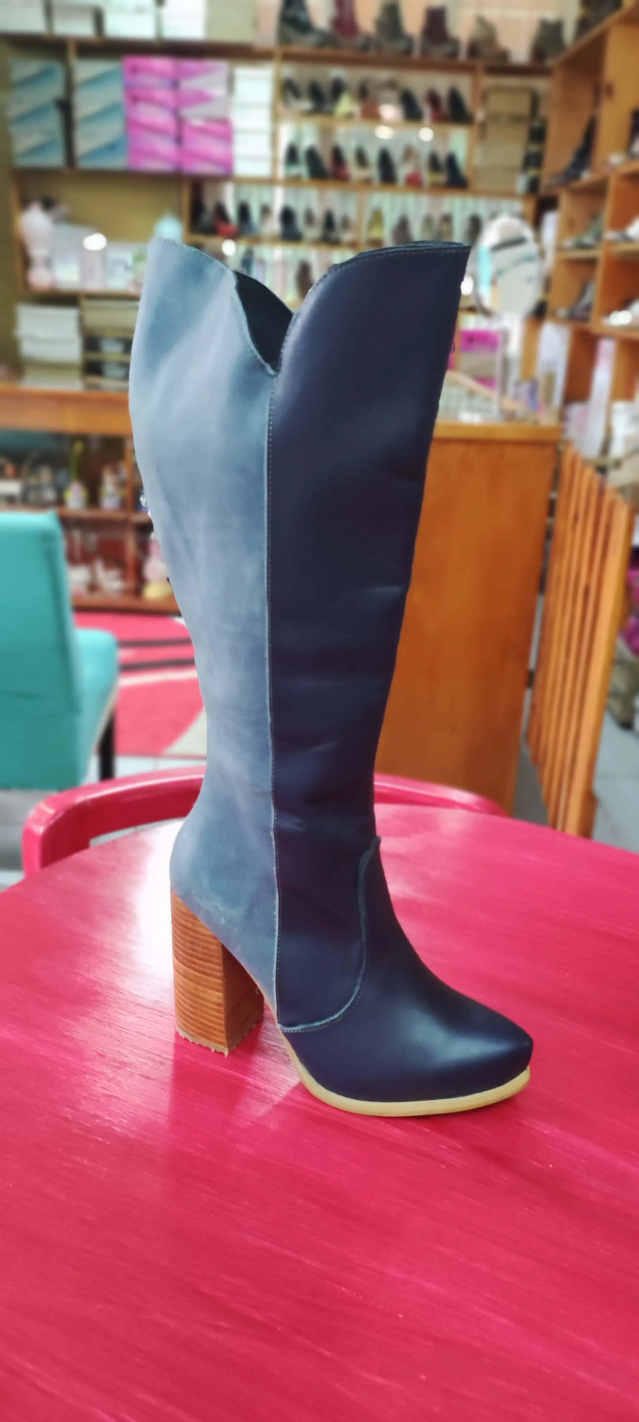 Bota azul alta
