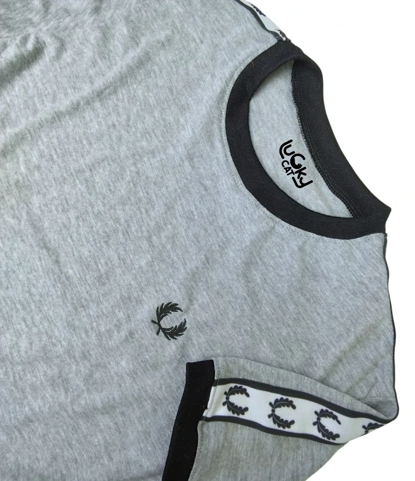 Camiseta gris claro con cinta de laureles  2