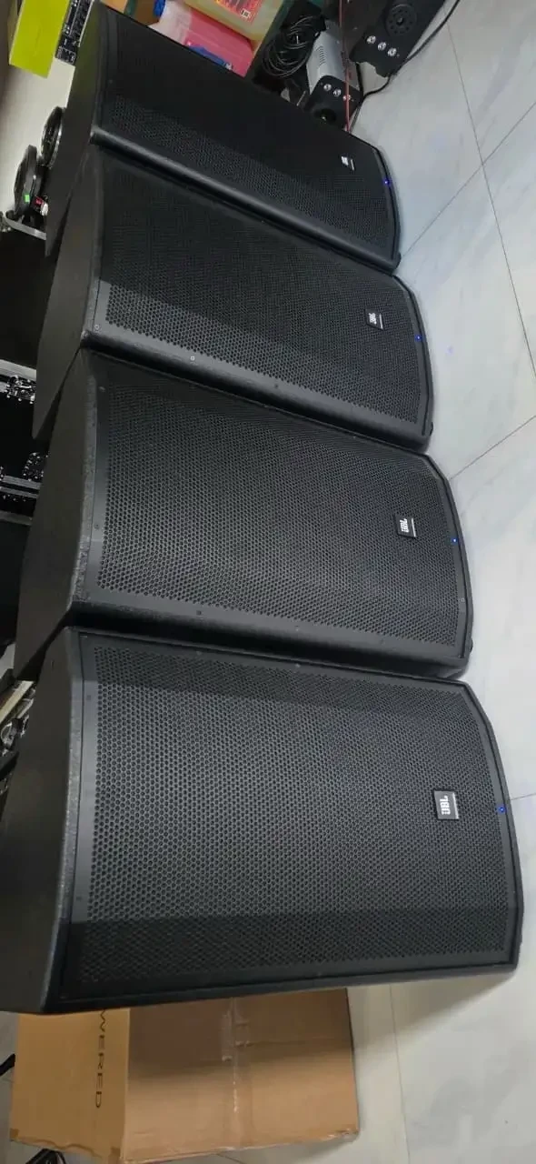 JBL PRX815W🔊🔊🔊     💵 Precio: 3850BS UNIDAD.      SOMOS DE COCHABAMBA, TAMBIEN SE REALIZAN ENVIOS A TODA BOLIVIA. El JBL PRX815 es un altavoz de rango completo diseñado para sistemas principales y monitores de suelo. Con un diseño bass-reflex de 15" y dos vías, alimentado por un amplificador clase D de 1500 vatios, el PRX815 ofrece un volumen increíble en un formato ligero y compacto. 2