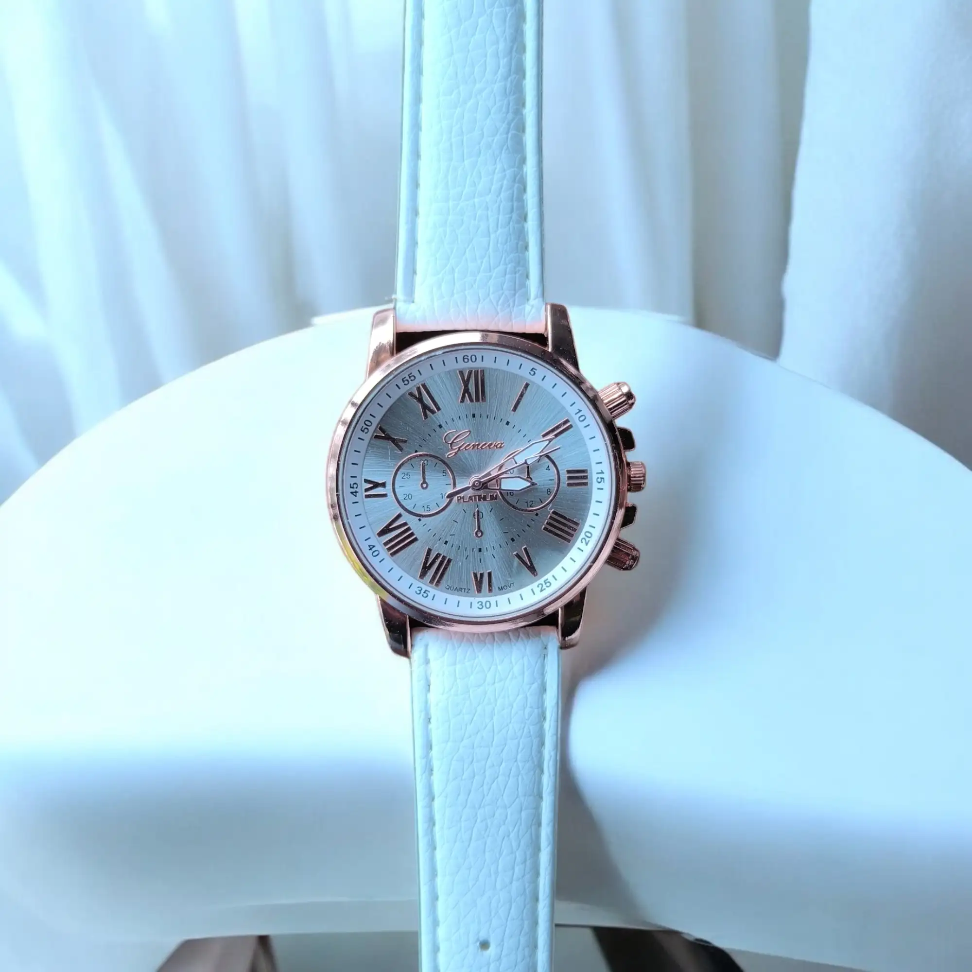 Reloj redondo blanco