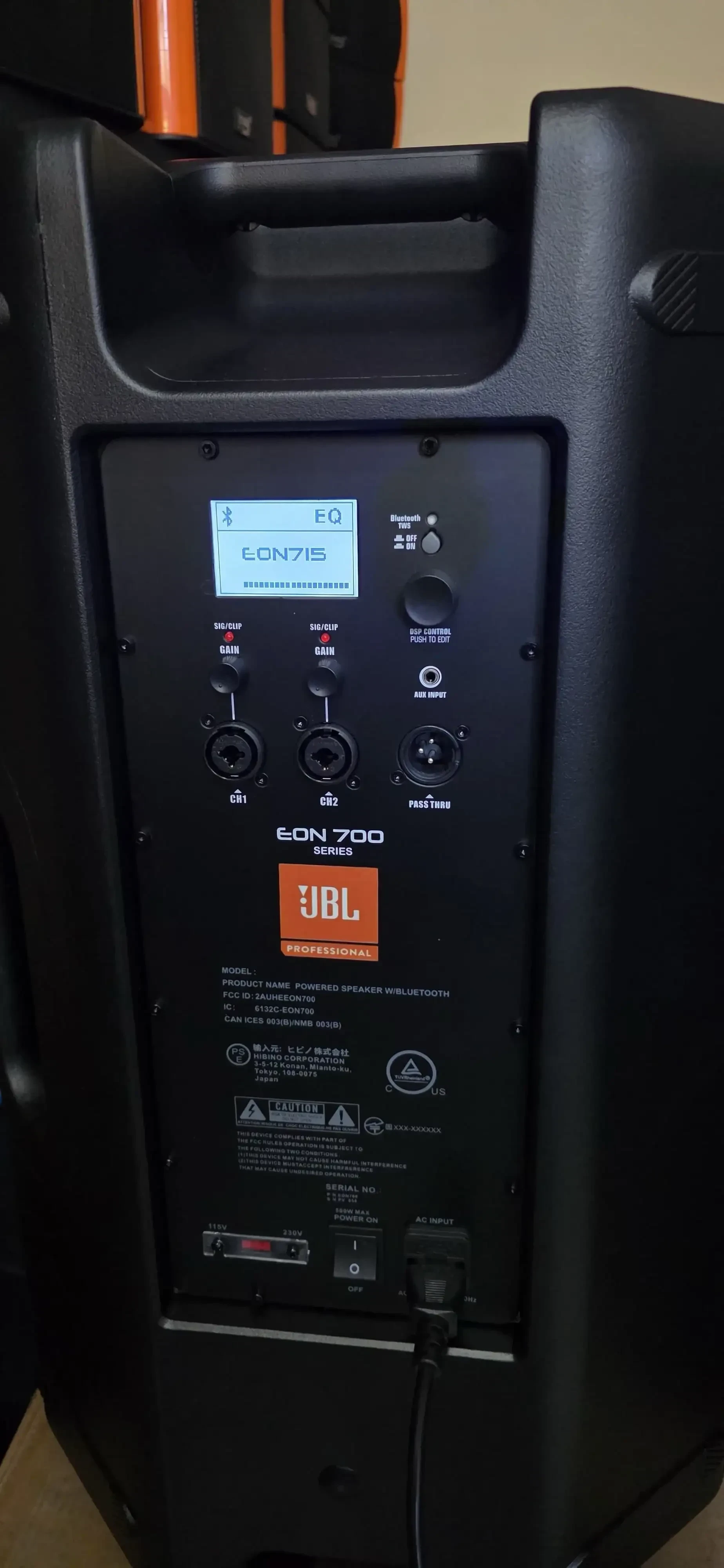 JBL EON 715 REPLICA EXACTA CARACTERISTICAS   generales Potencia nominal (W, continua) 650 Potencia nominal (W, pico) 1300 Respuesta de frecuencia Hz (±3 dB) 55 - 20,000 SPL máximo (dB pico) 128 Patrón de cobertura (nominal) 90° x 60° 2