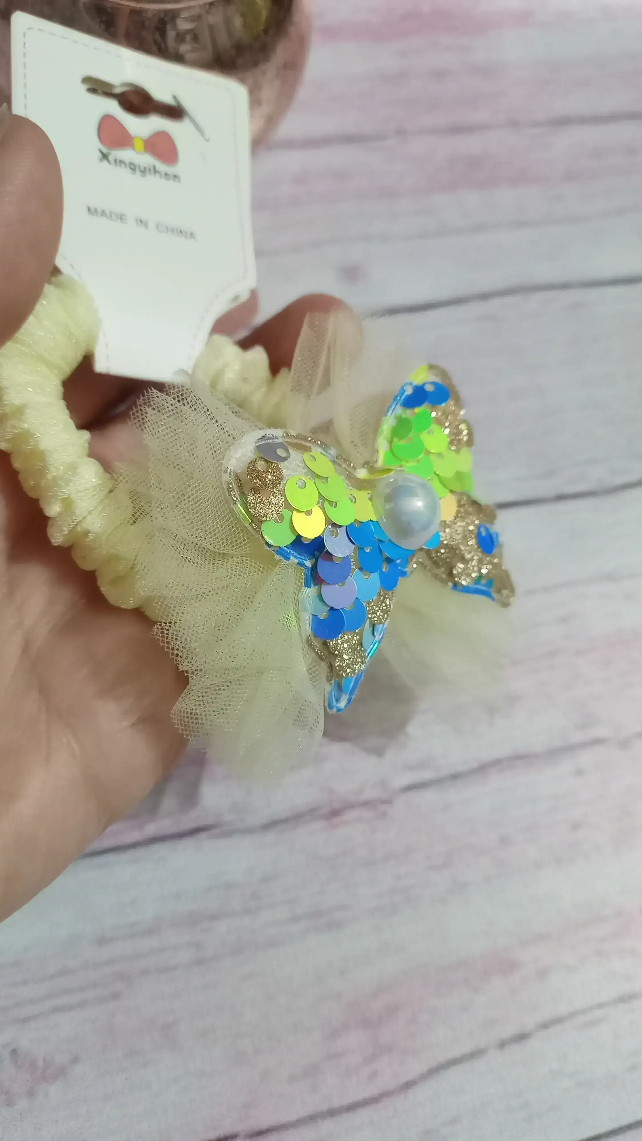 Colita con mariposa y brillos amarilla🤩 2