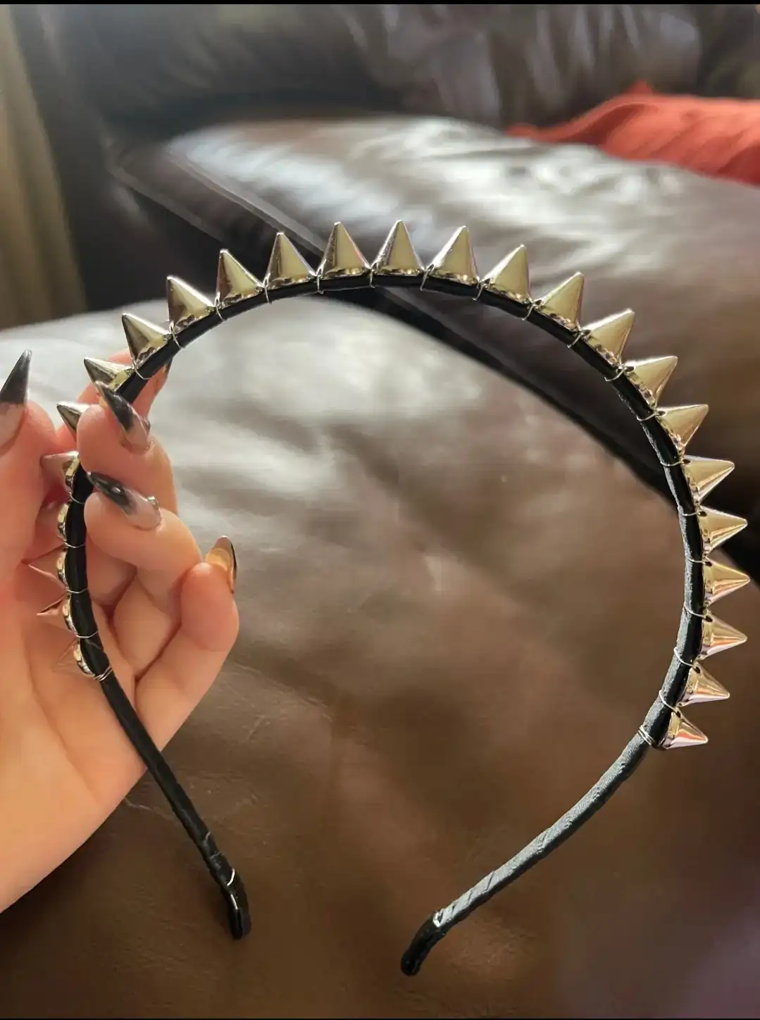 Diadema con remaches