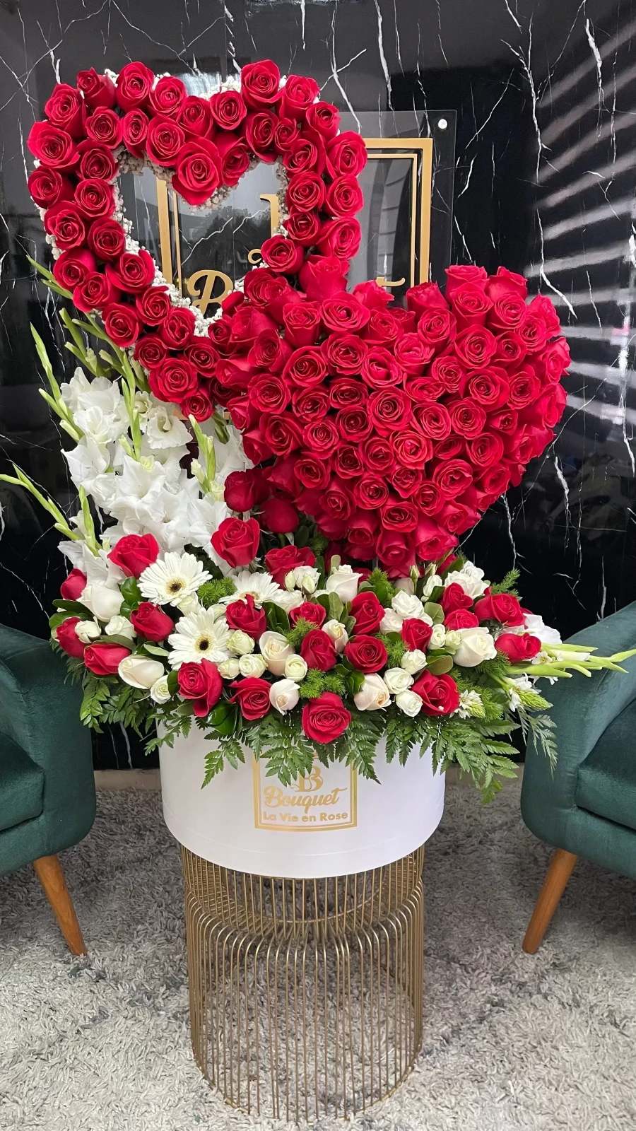 Bouquet redondo con doble corazon 