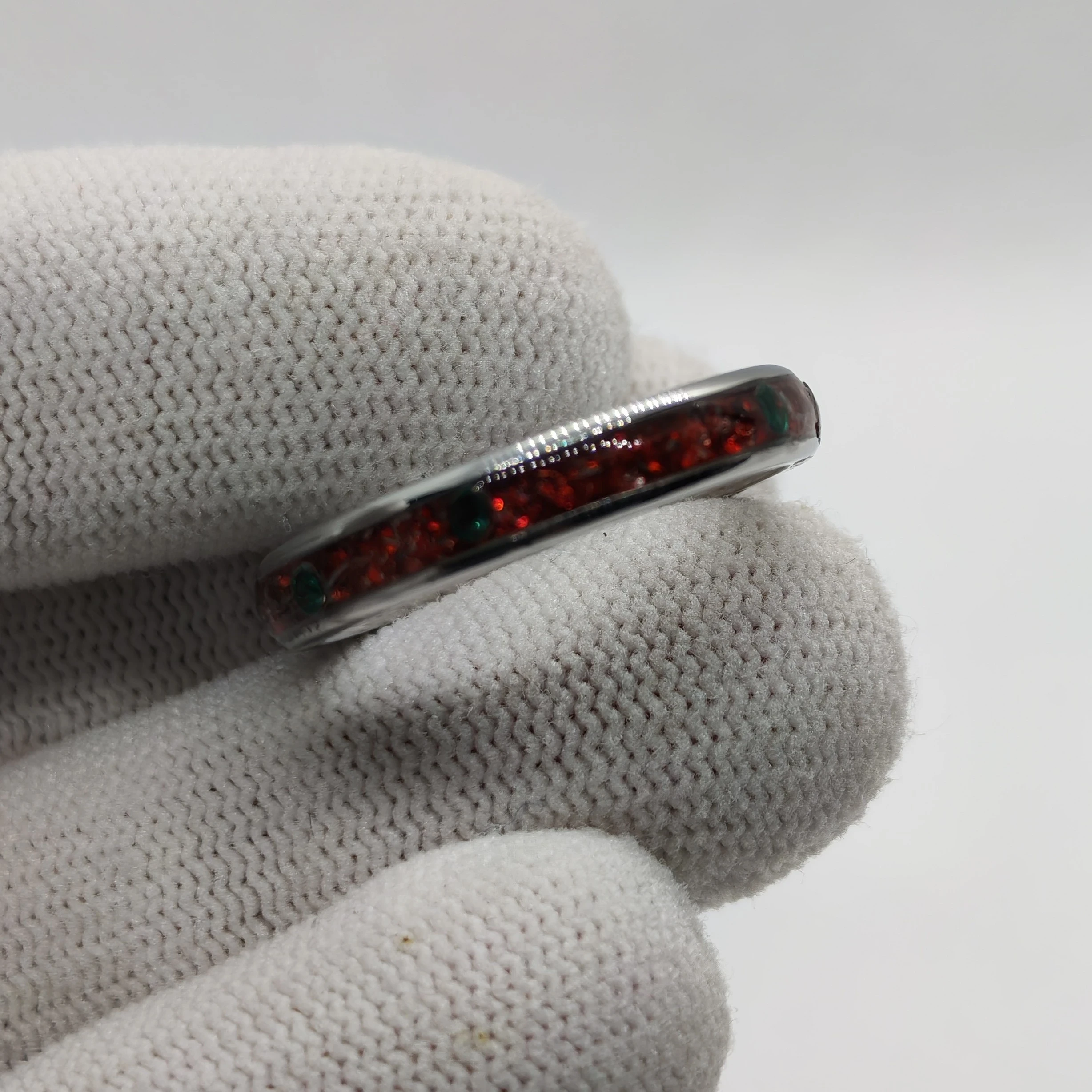 Anillo talla 9.5 de Esmeraldas y Mica Roja. 4