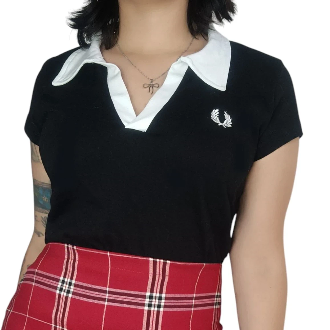Camisa negra con cuello blanco  2