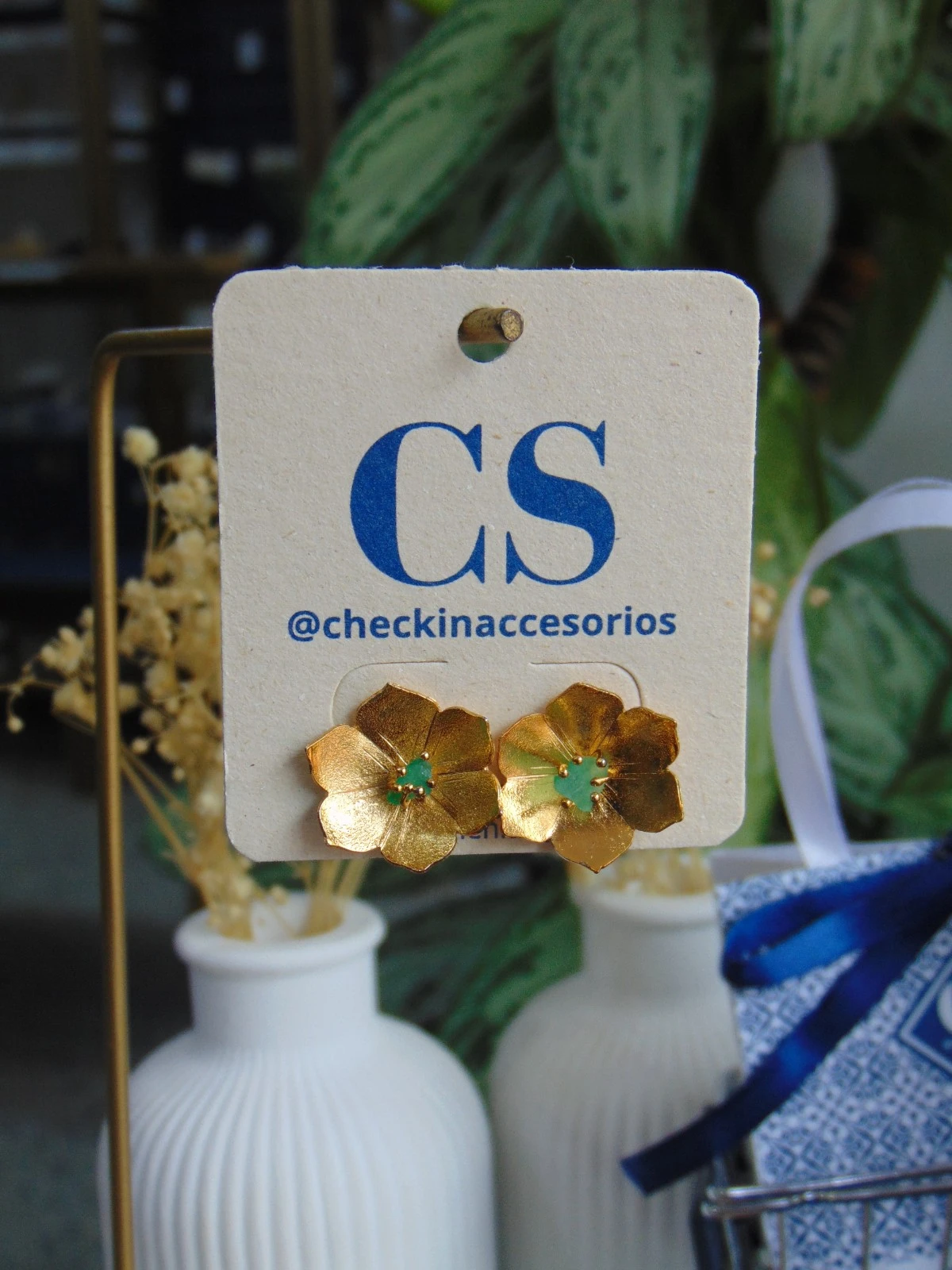 ARETE TOPO BAÑO DE ORO 24K FLOR MURRALLA ESMERALDA